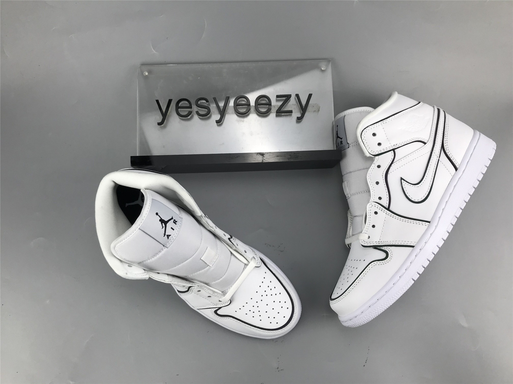 UA WMNS AIR JORDAN 1 MID SE 