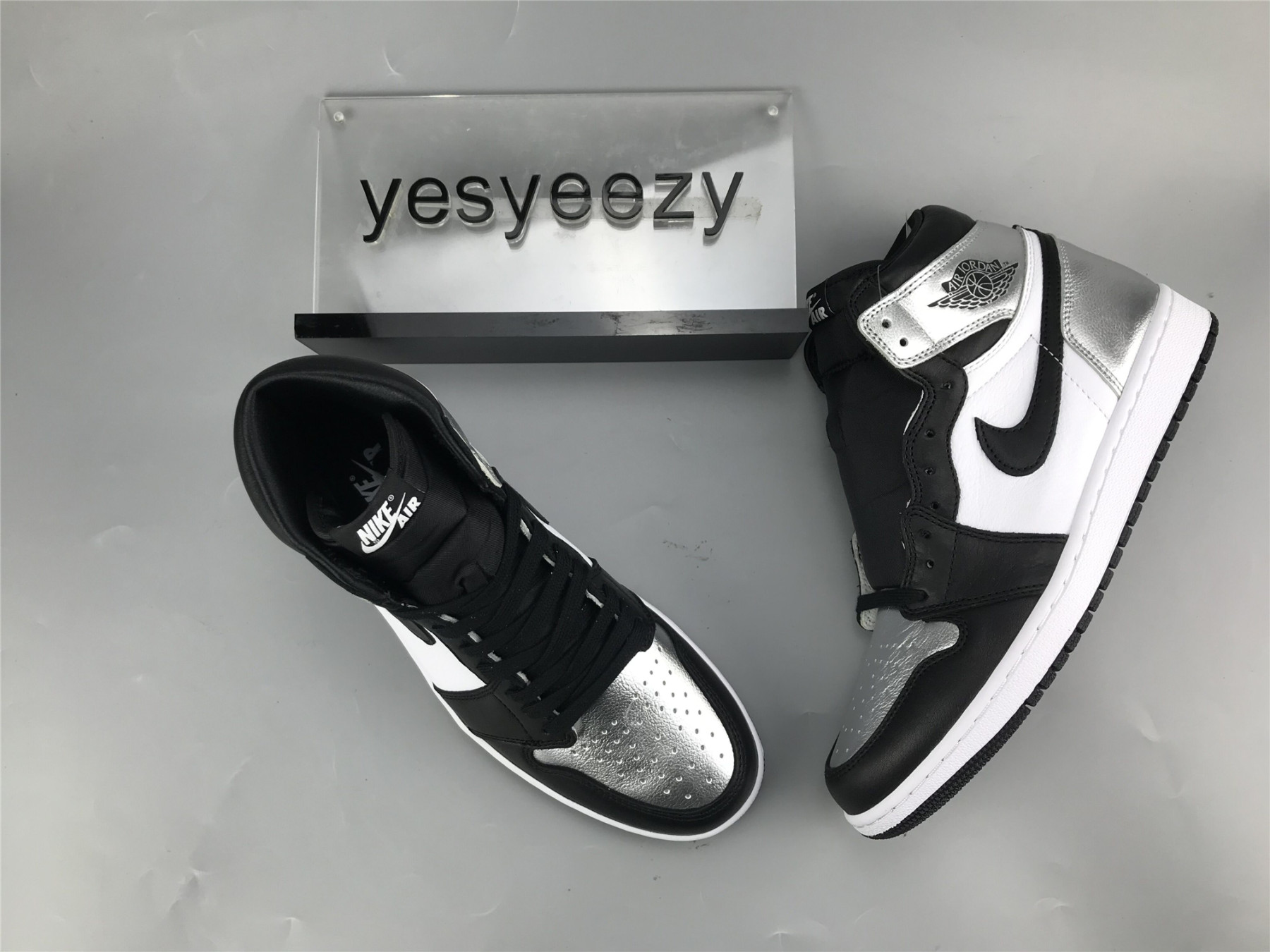 UA WMNS AIR JORDAN 1 HIGH OG 