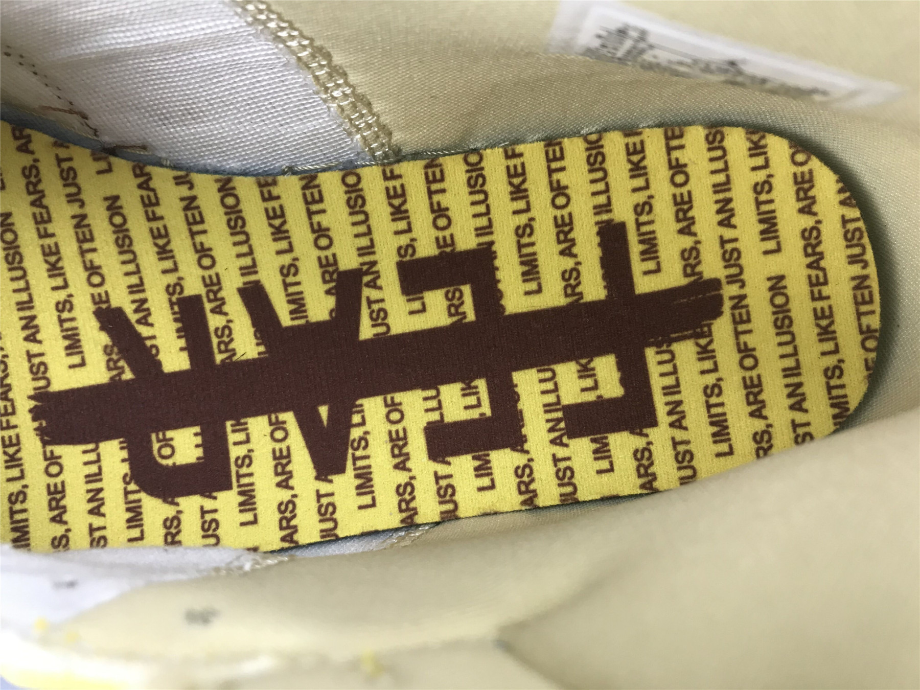 UA Ma1s0n CHATEAU ROUGE X AIR JORDAN 1 MID SE 