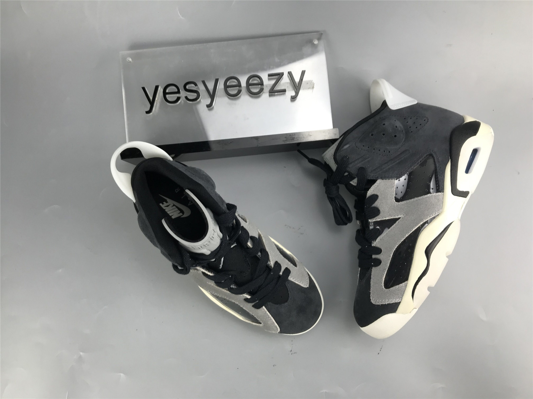 UA WMNS AIR JORDAN 6 RETRO 