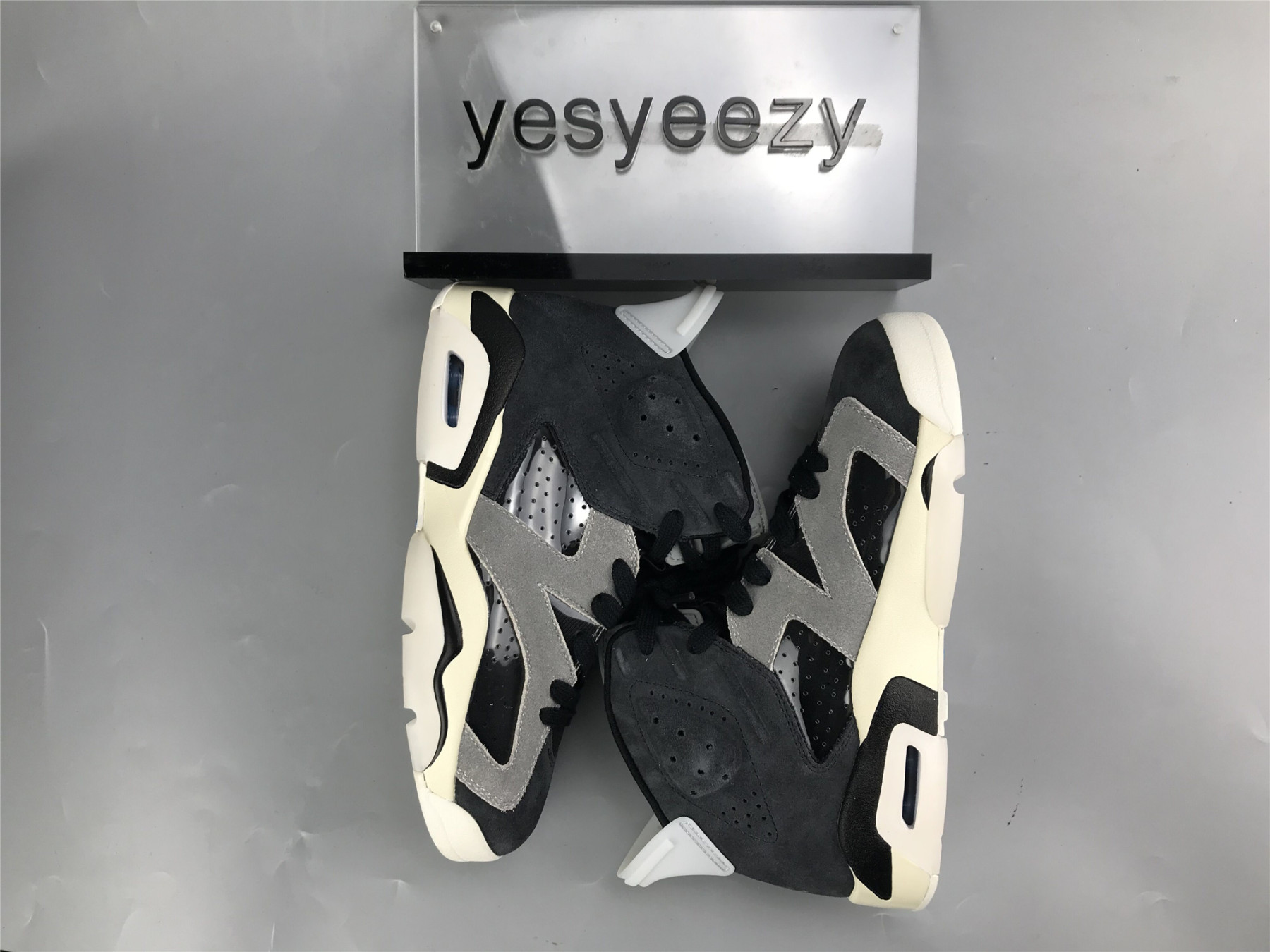 UA WMNS AIR JORDAN 6 RETRO 