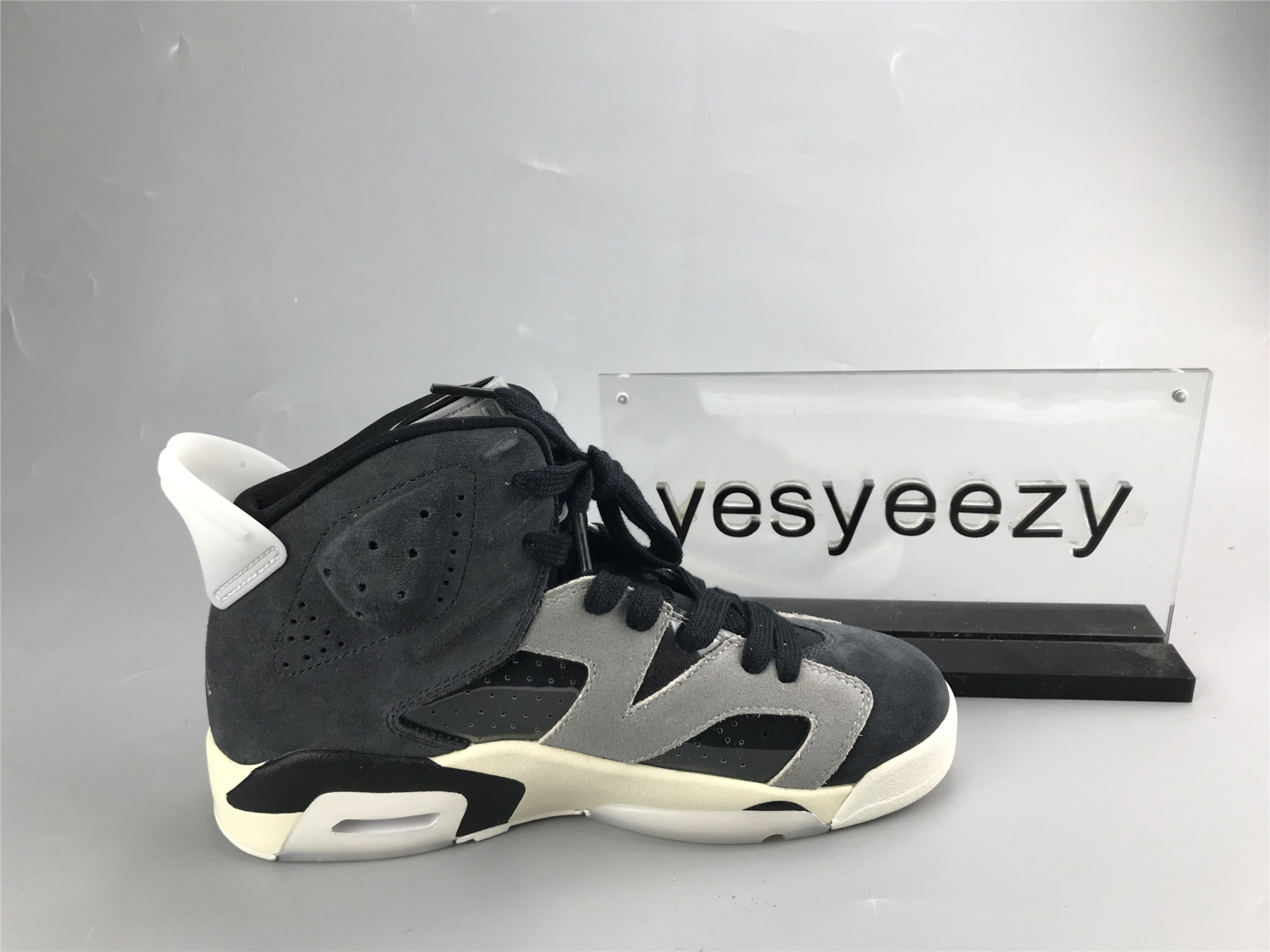 UA WMNS AIR JORDAN 6 RETRO 