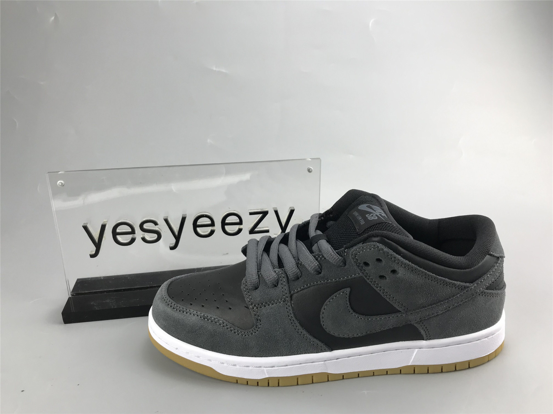 UA NIKE SB DUNK LOW TRD