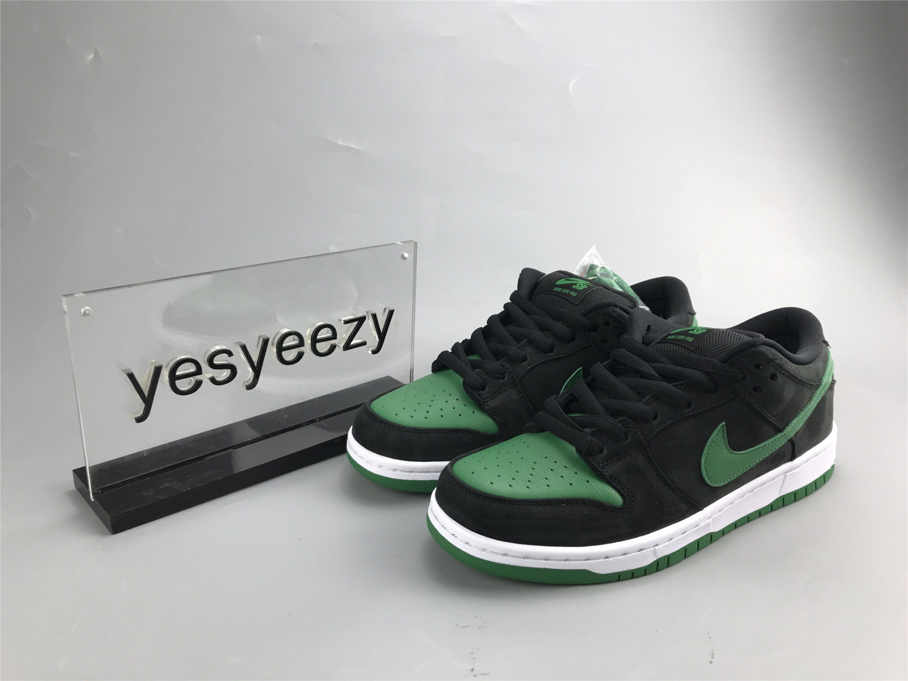 UA NIKE DUNK LOW PRO SB