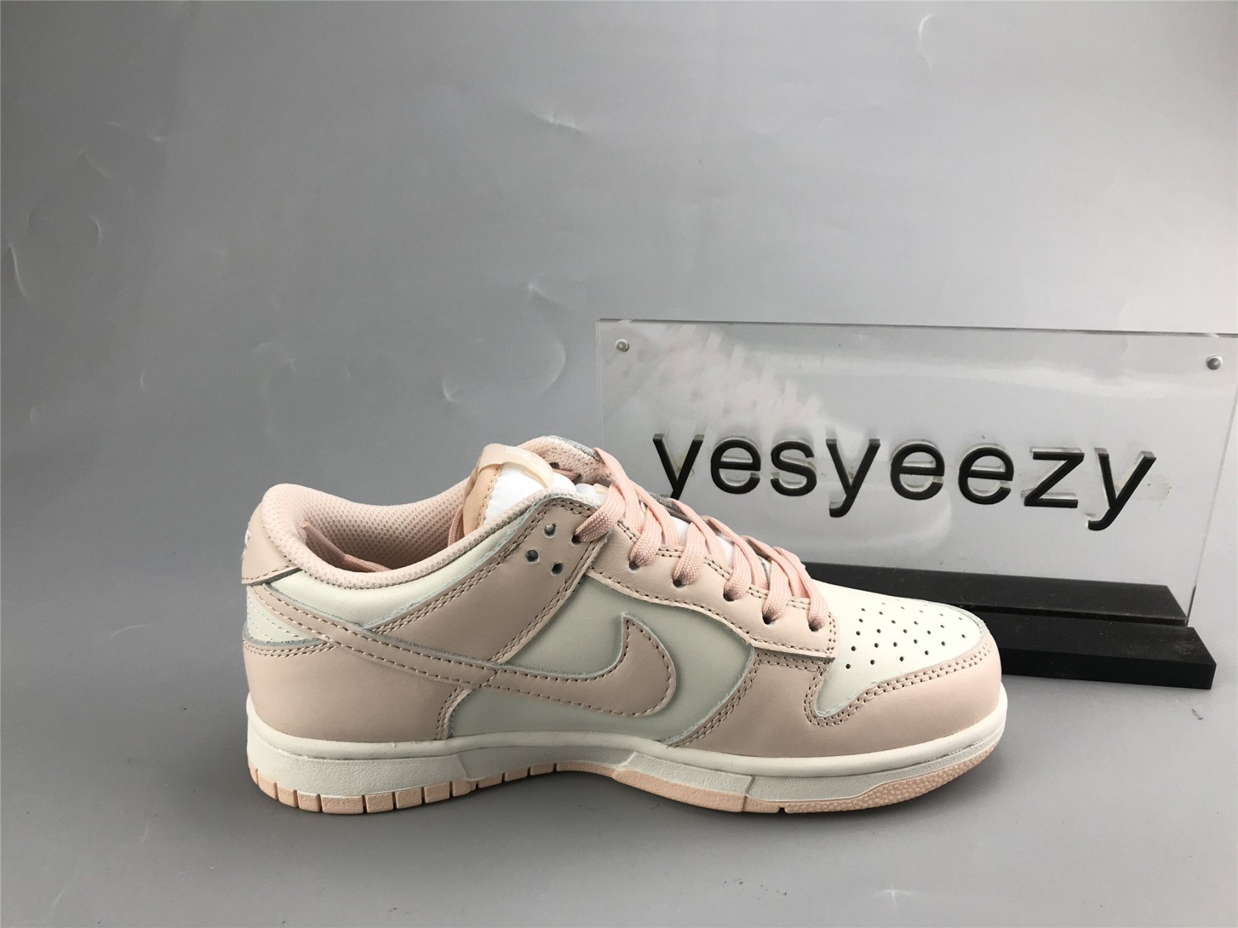 UA NIKE WMNS DUNK LOW 