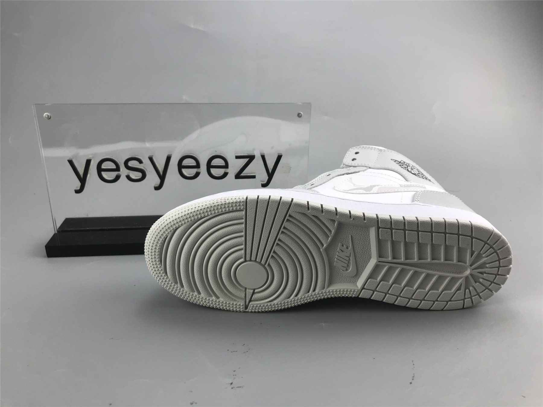 UA  AIR JORDAN 1 MID SE GS 