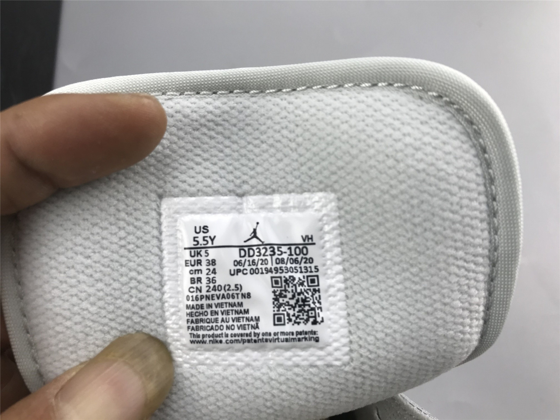 UA  AIR JORDAN 1 MID SE GS 