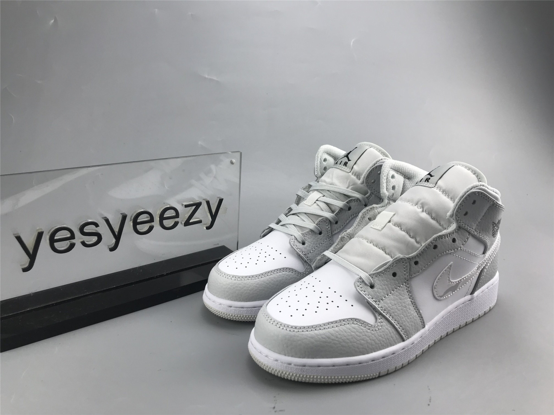 UA  AIR JORDAN 1 MID SE GS 