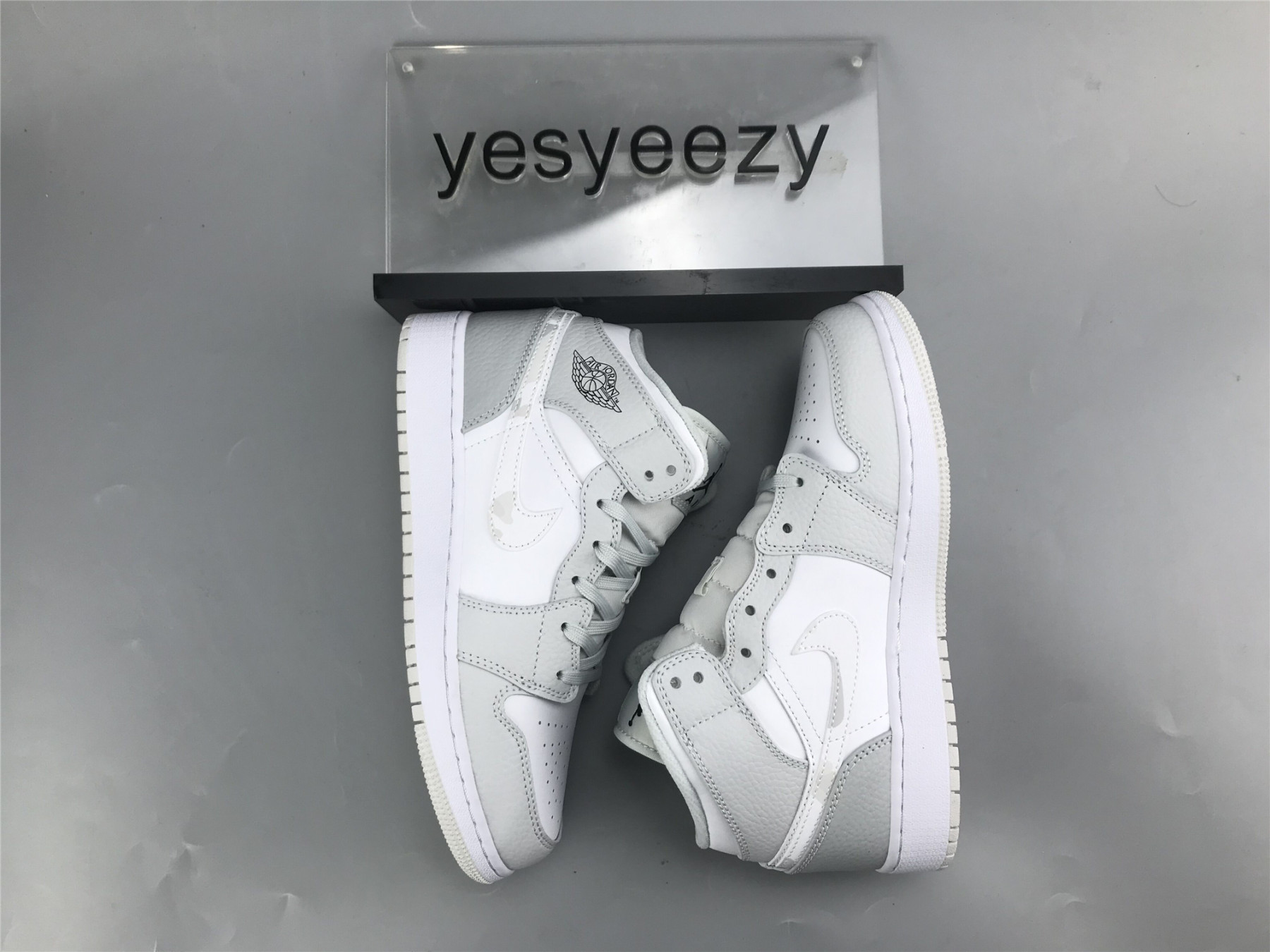 UA  AIR JORDAN 1 MID SE GS 