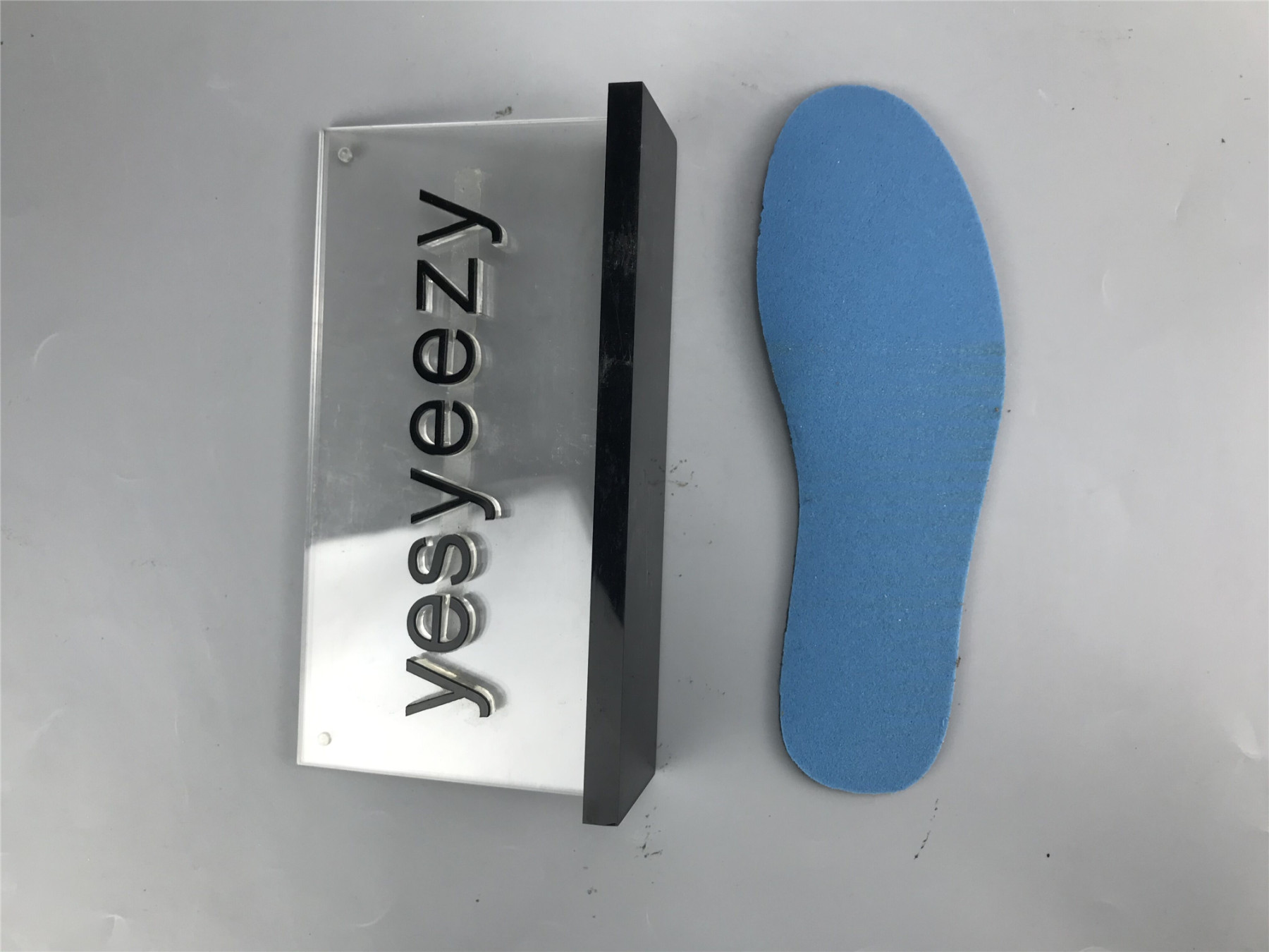 UA  AIR JORDAN 1 MID 