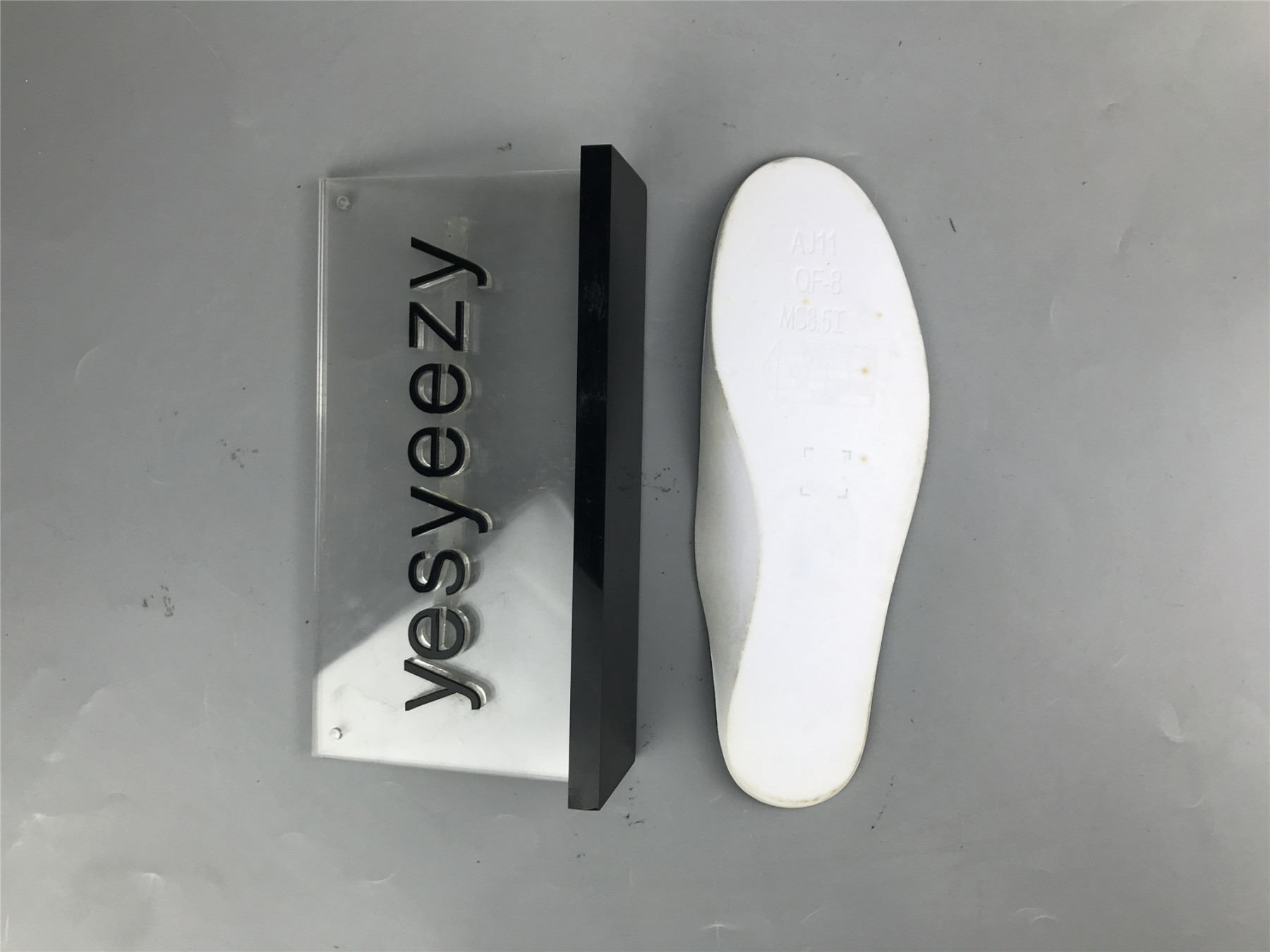 UA AIR JORDAN 11 RETRO LOW 