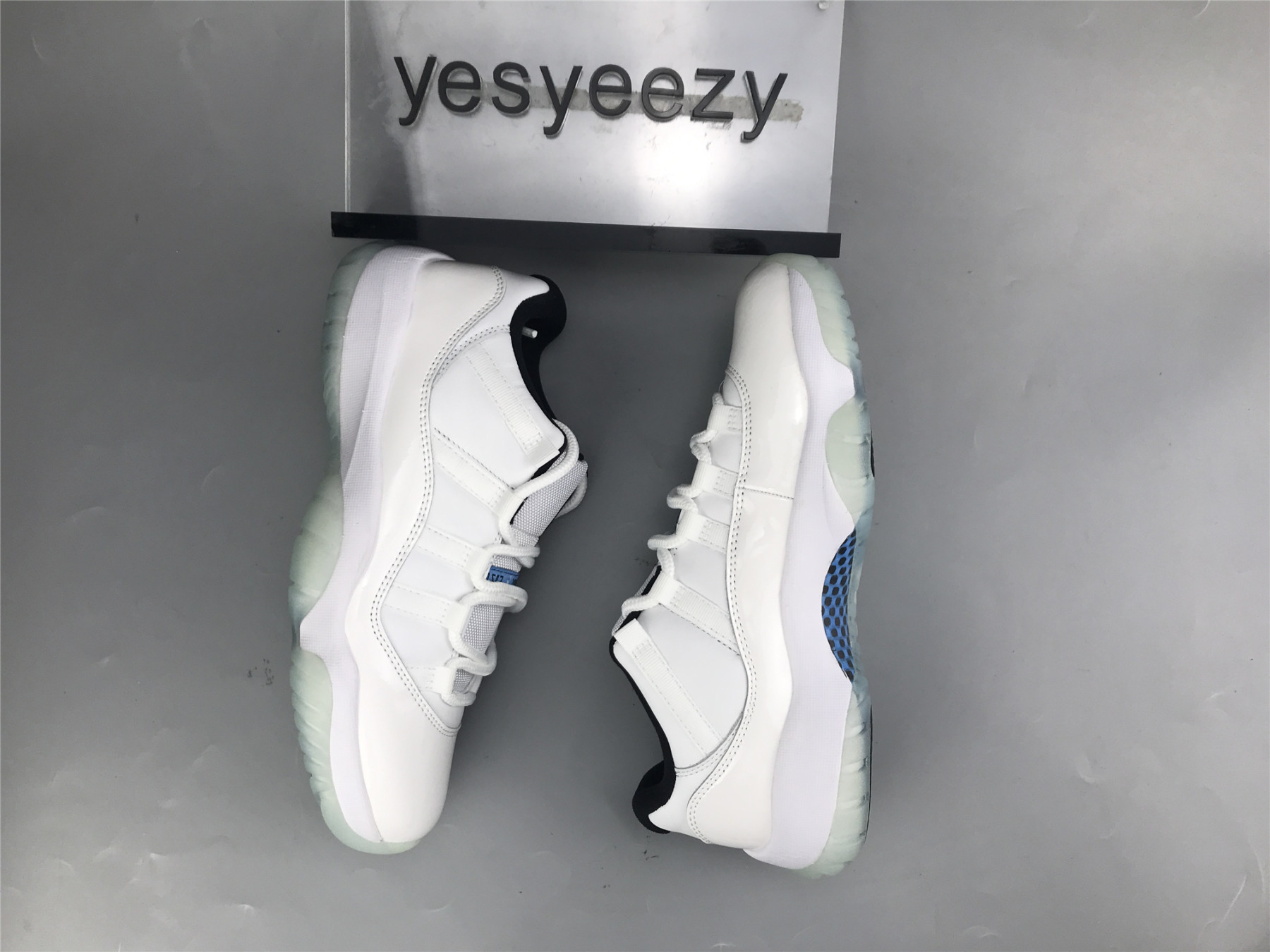 UA AIR JORDAN 11 RETRO LOW 