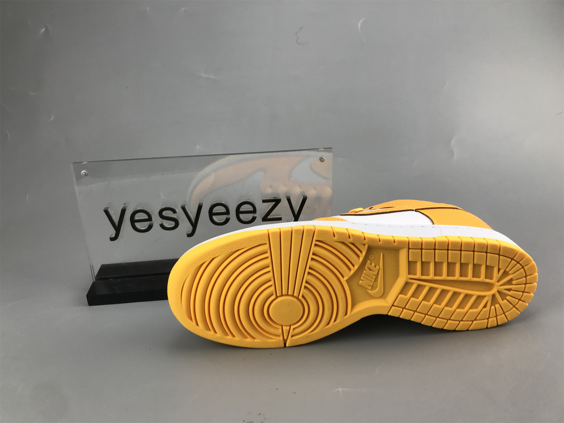 UA NIKE WMNS DUNK LOW 