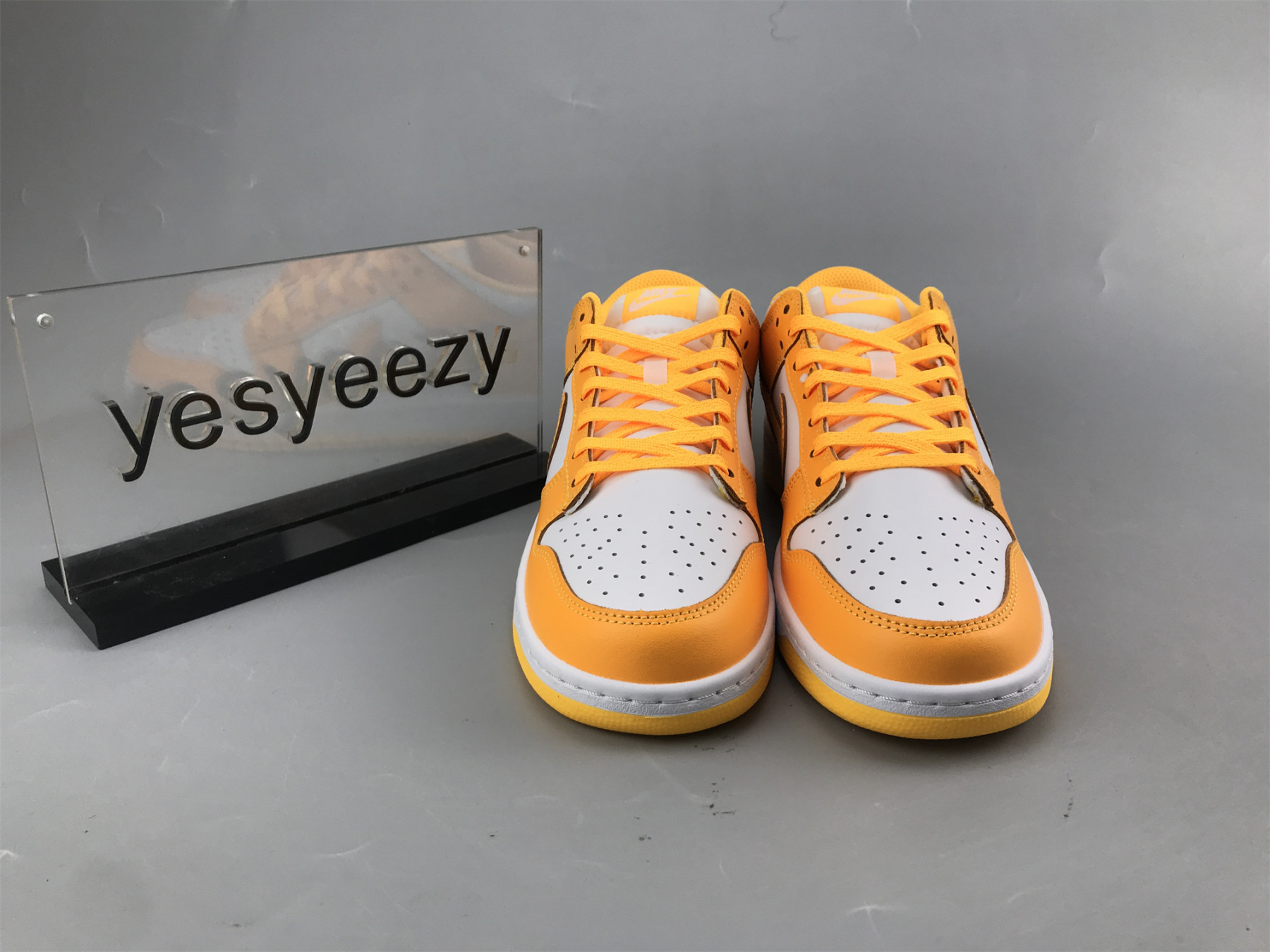 UA NIKE WMNS DUNK LOW 