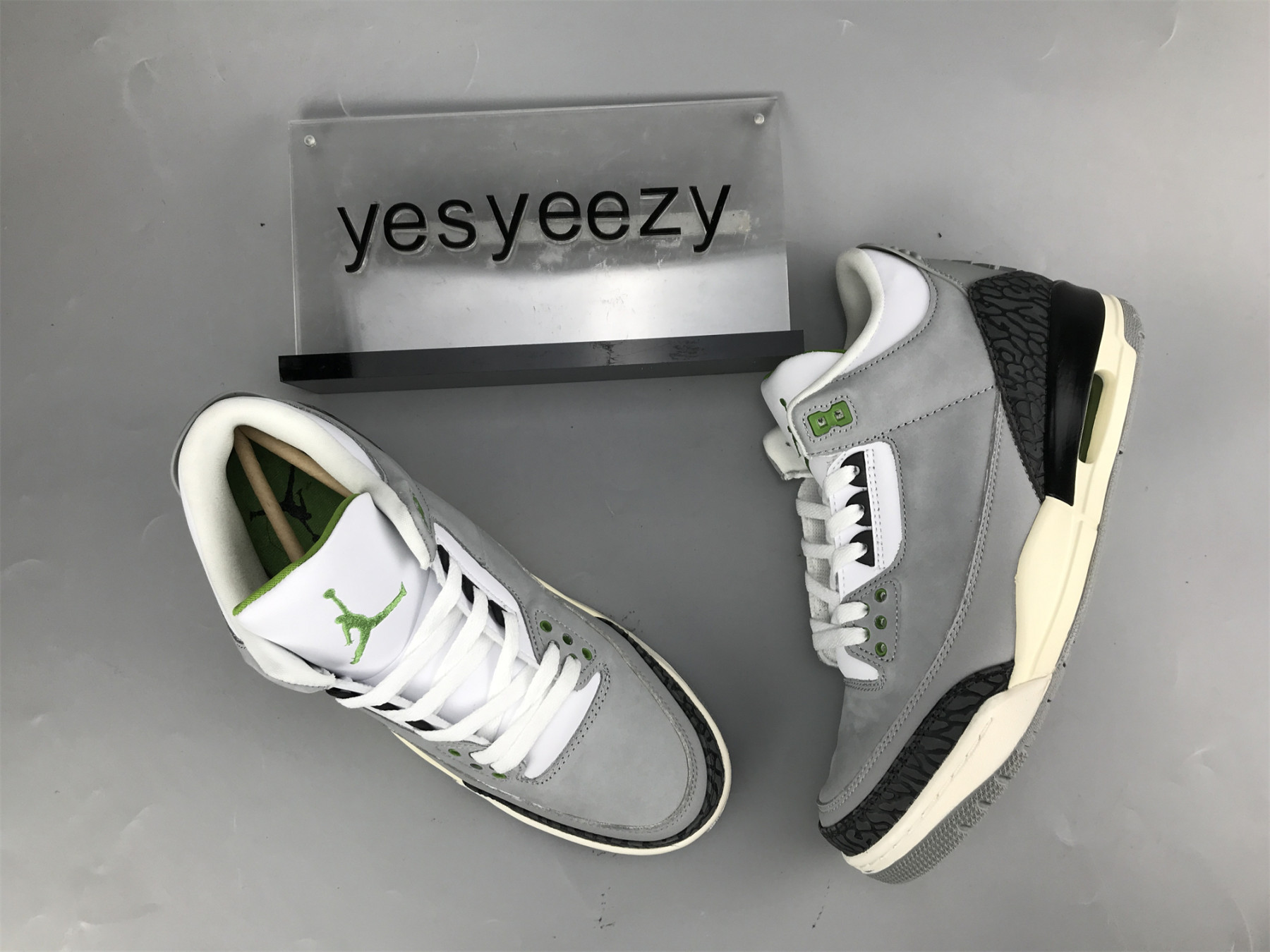 UA AIR JORDAN 3 RETRO 