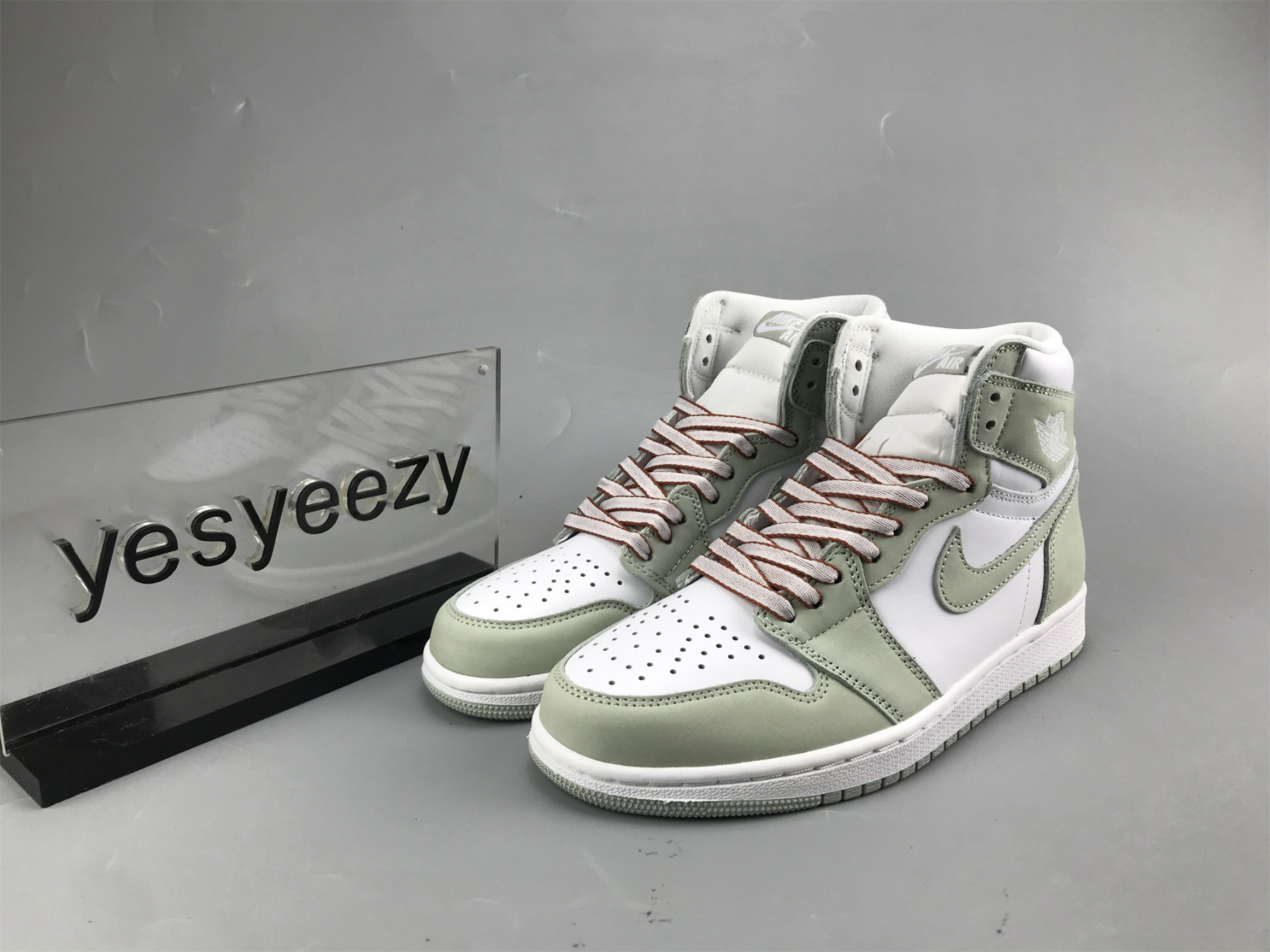 UA WMNS AIR JORDAN 1 RETRO HIGH OG 