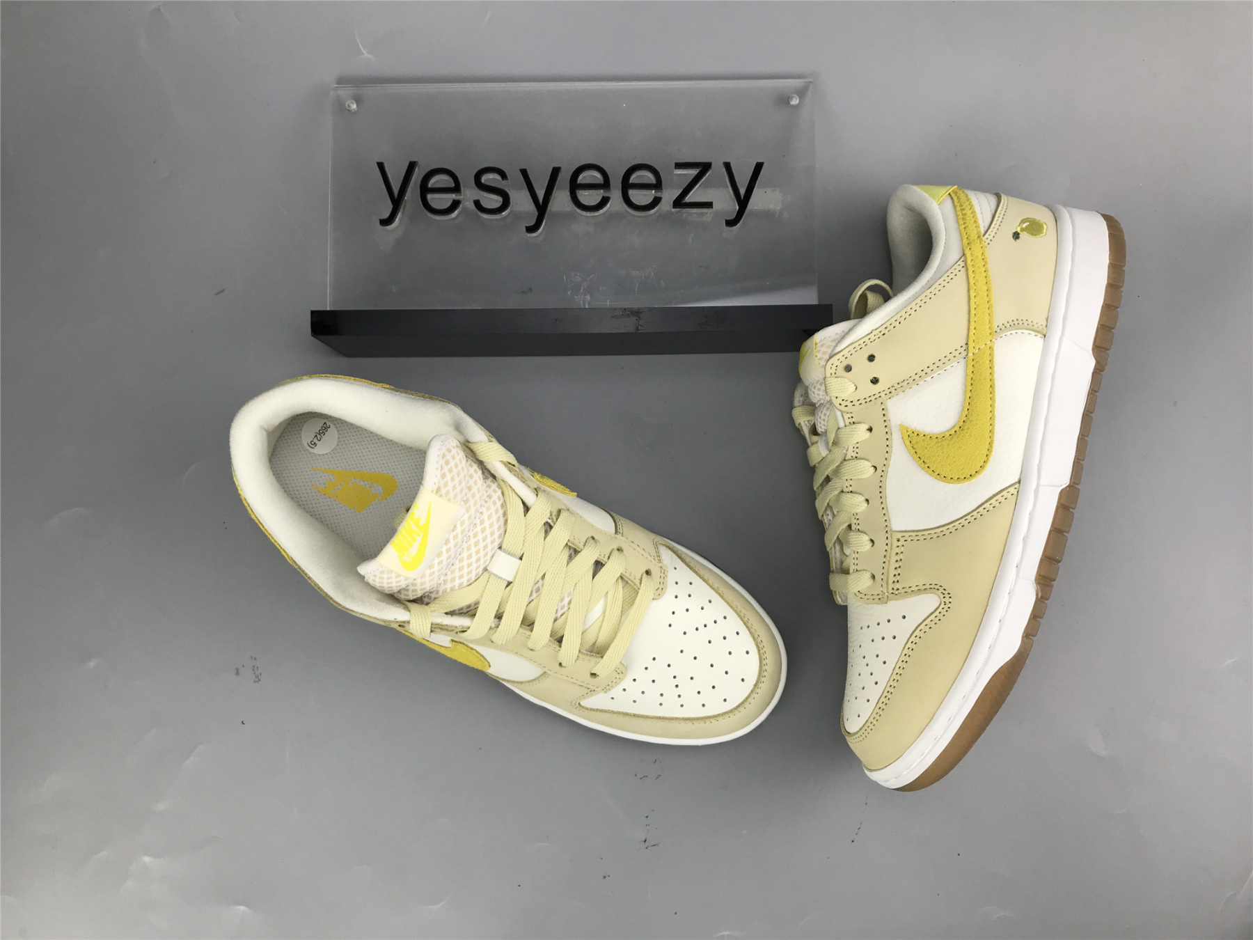 UA NIKE WMNS DUNK LOW 