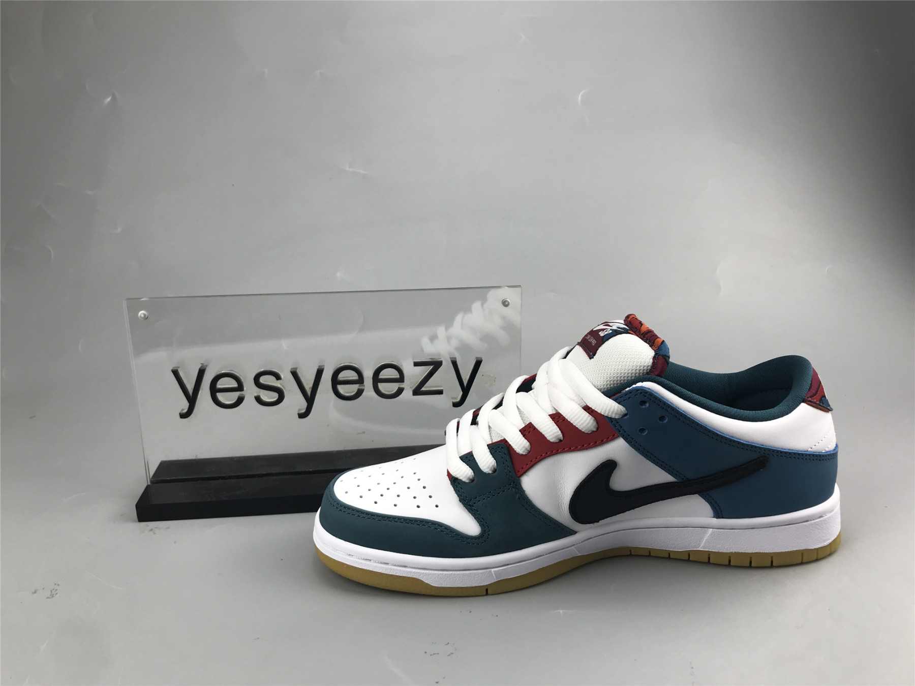 UA PARRA NIKE SB DUNK LOW 2021