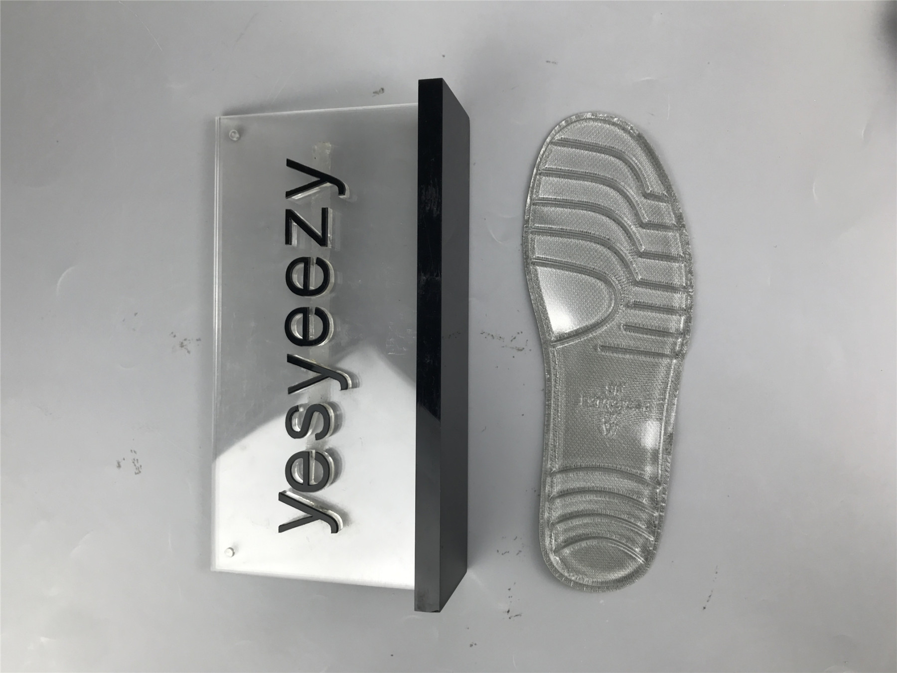 UA TRACK SNEAKER IN GREY