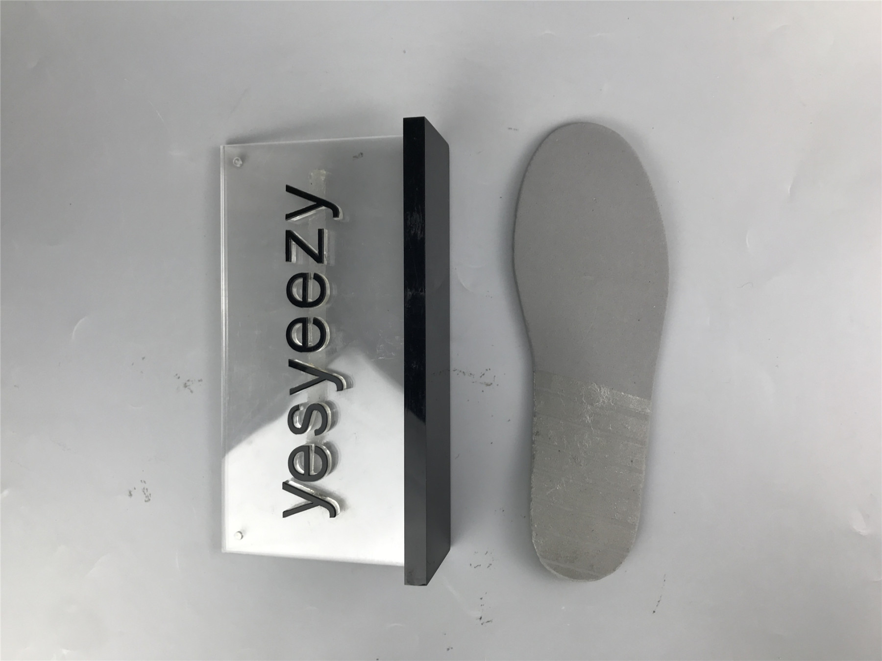 UA TRACK SNEAKER IN GREY