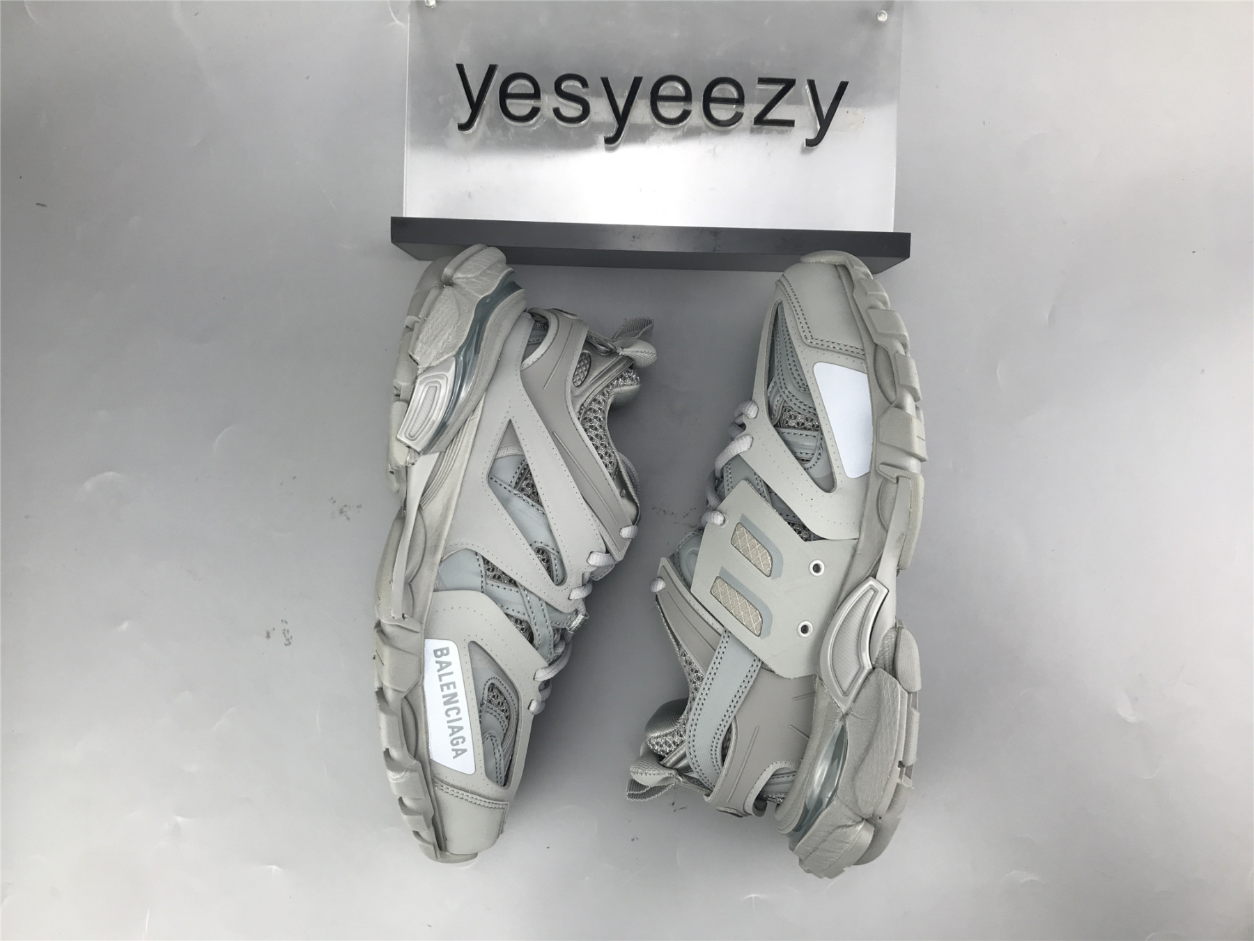 UA TRACK SNEAKER IN GREY