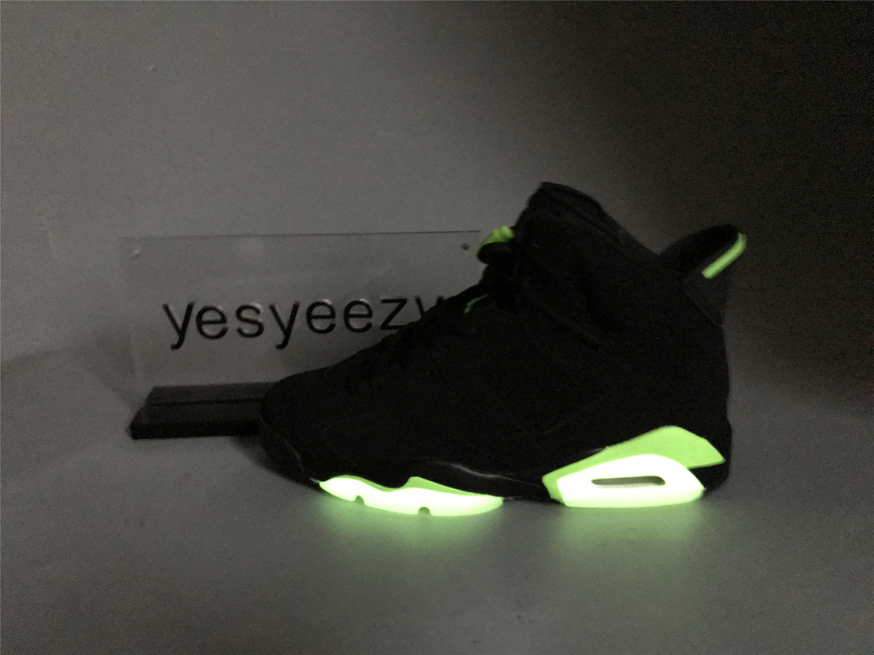 UA AIR JORDAN 6 RETRO 