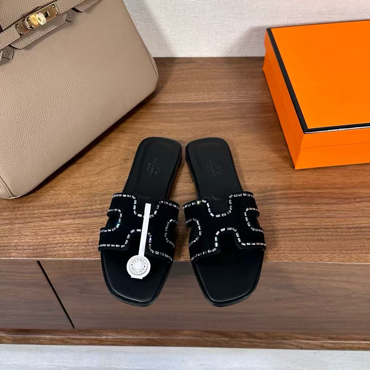 UA H**me5 Oran sandal