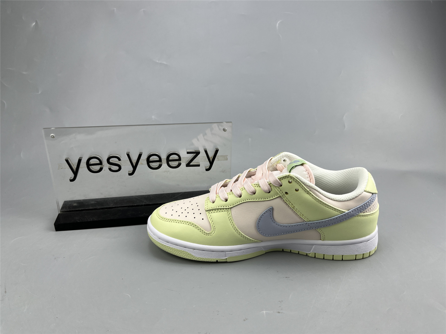 UA NIKE WMNS DUNK LOW 