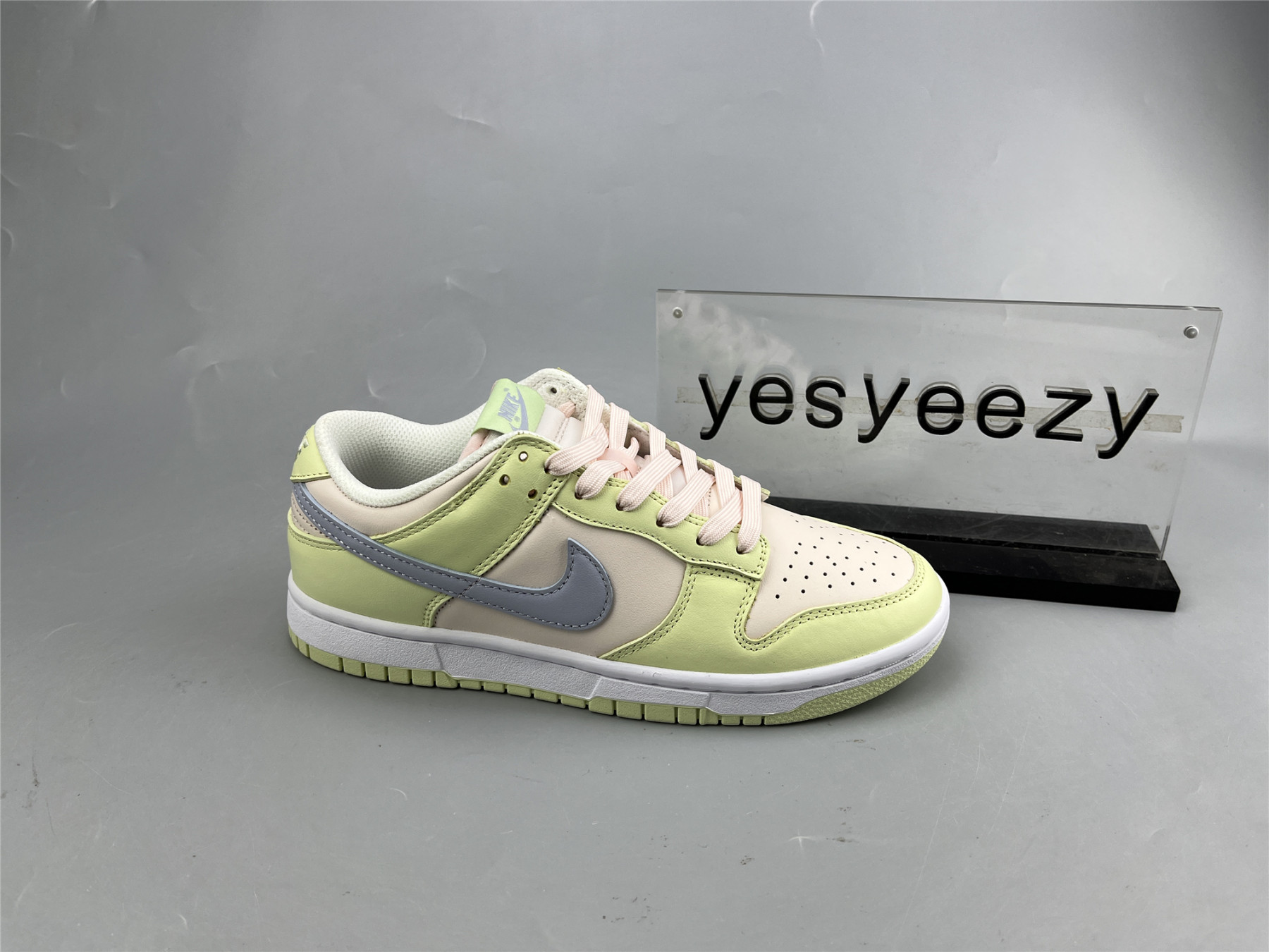 UA NIKE WMNS DUNK LOW 