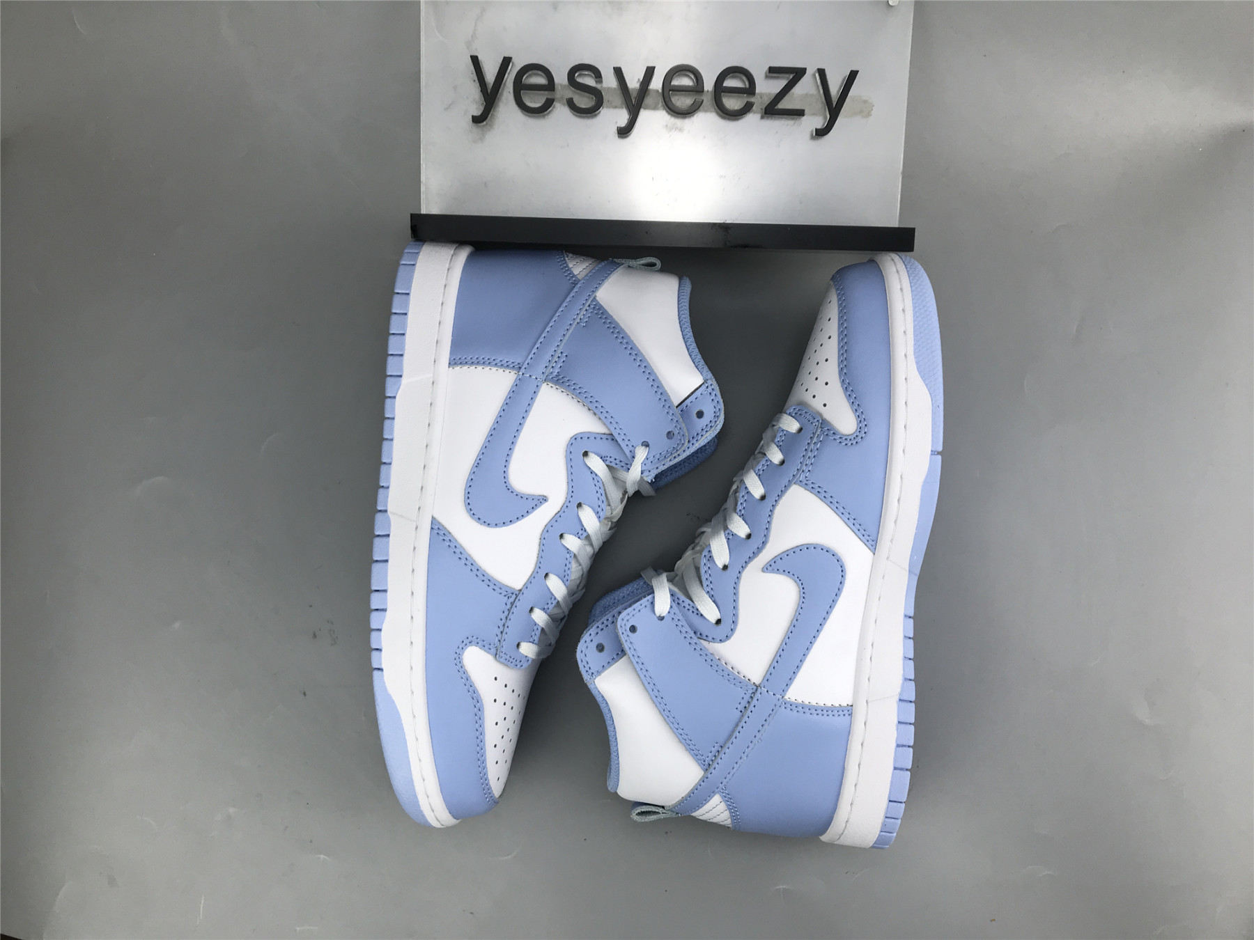 UA NIKE WMNS DUNK HIGH 