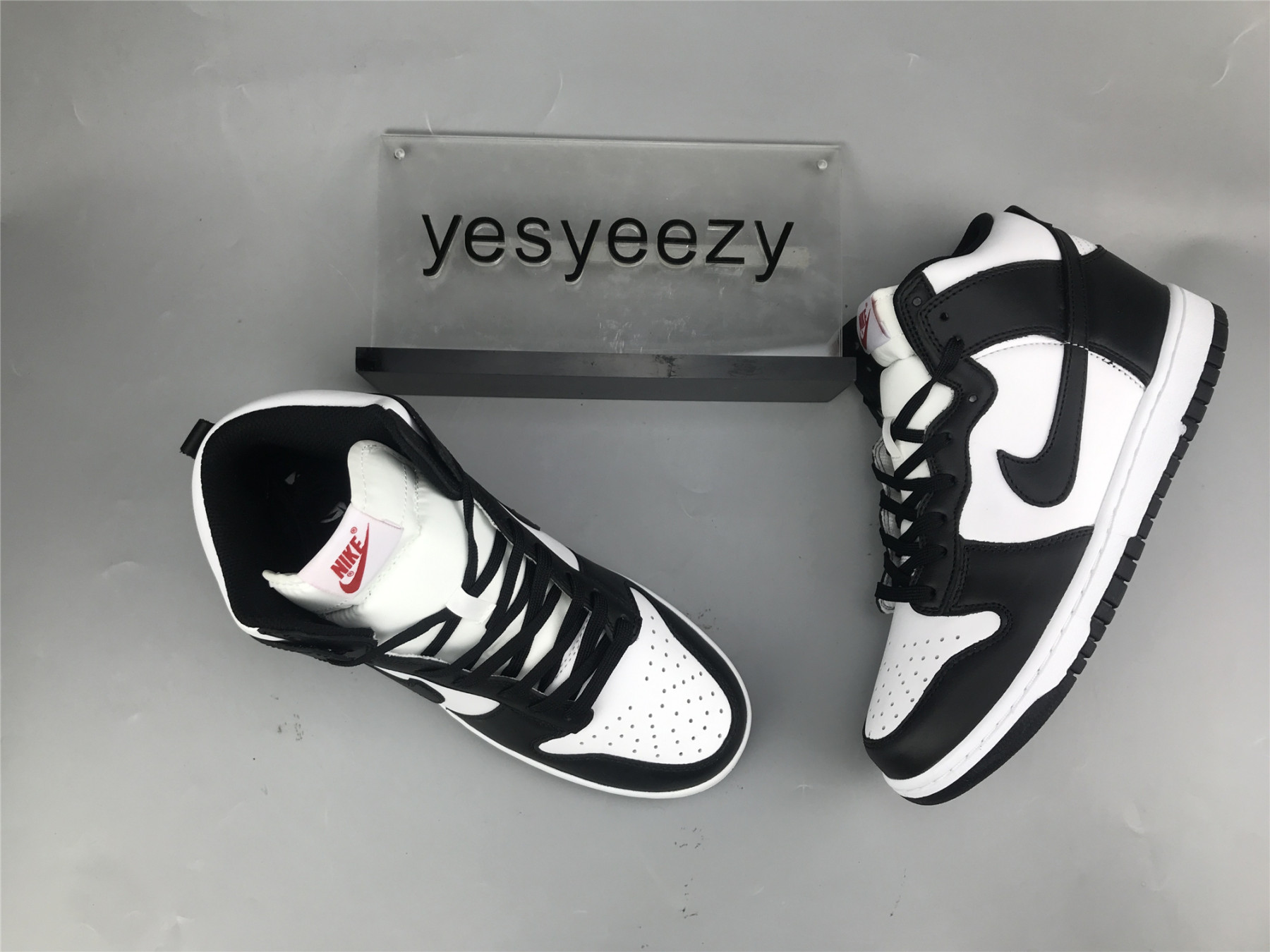 UA NIKE WMNS DUNK HIGH 