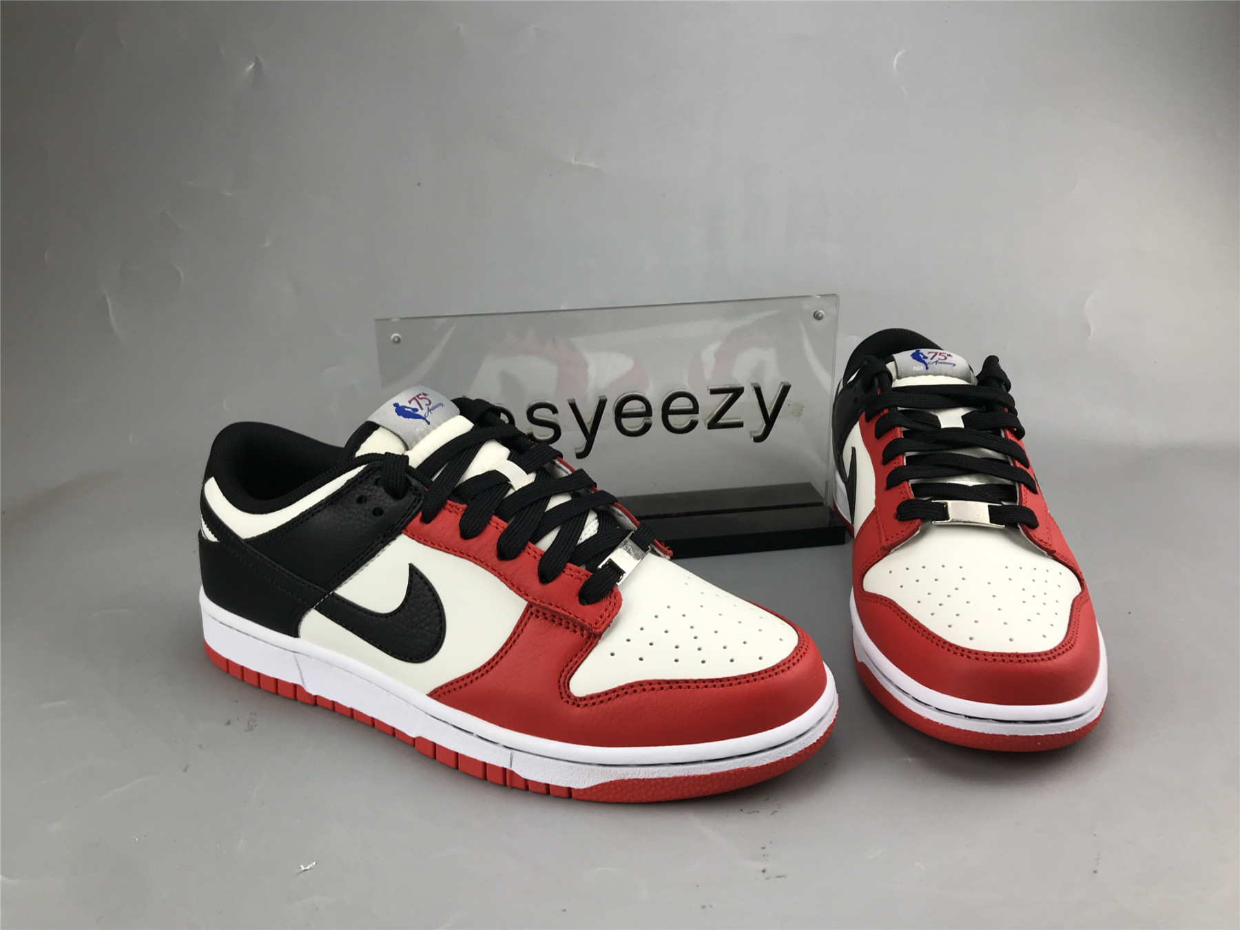 UA NIKE DUNK LOW EMB NBA 75TH ANNIVERSARY - CHICAGO