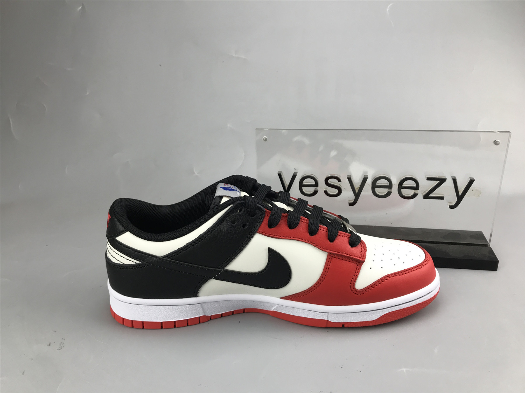 UA NIKE DUNK LOW EMB NBA 75TH ANNIVERSARY - CHICAGO