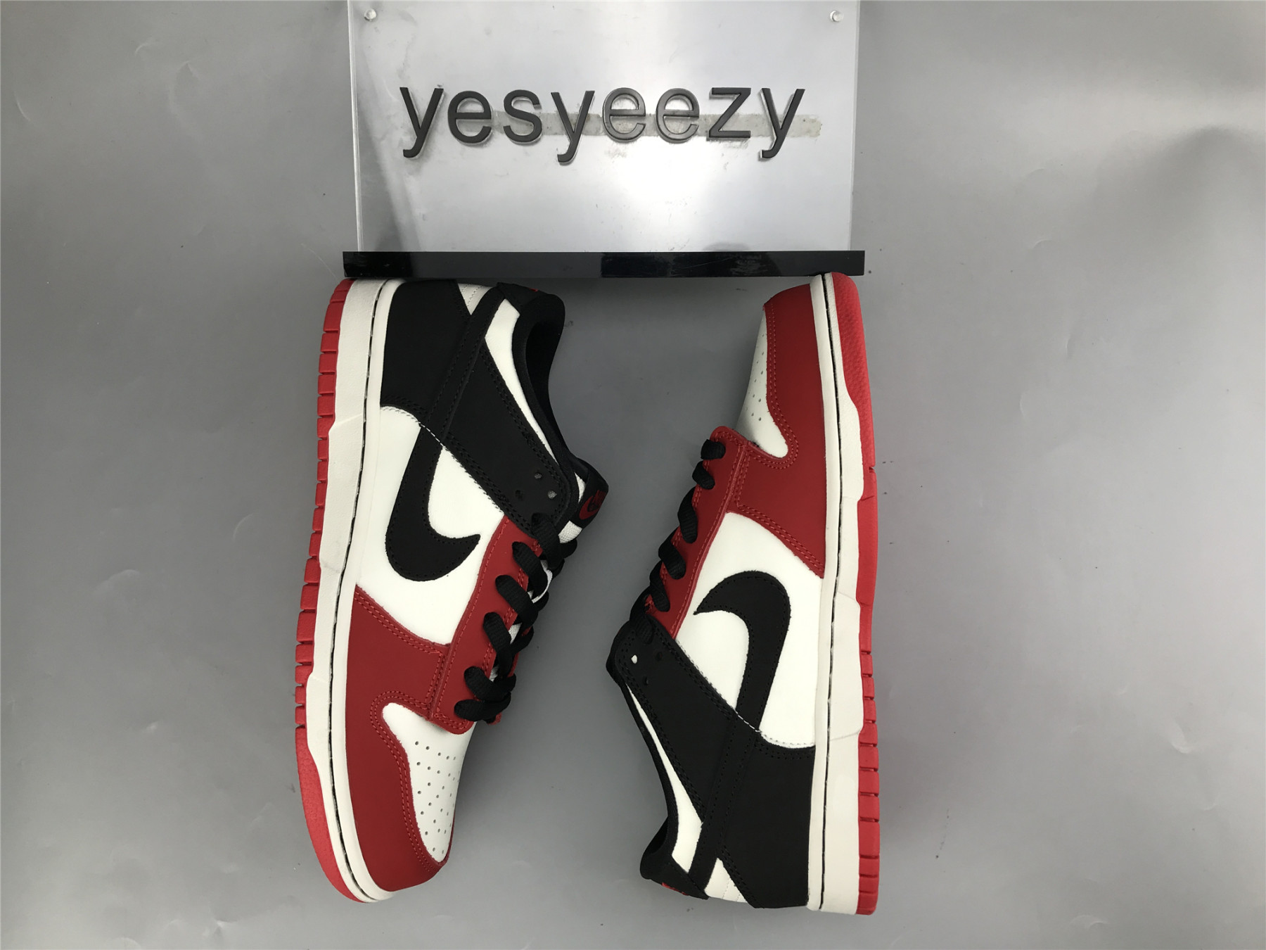 UA NIKE SB DUNK LOW UNIVERSITY RED