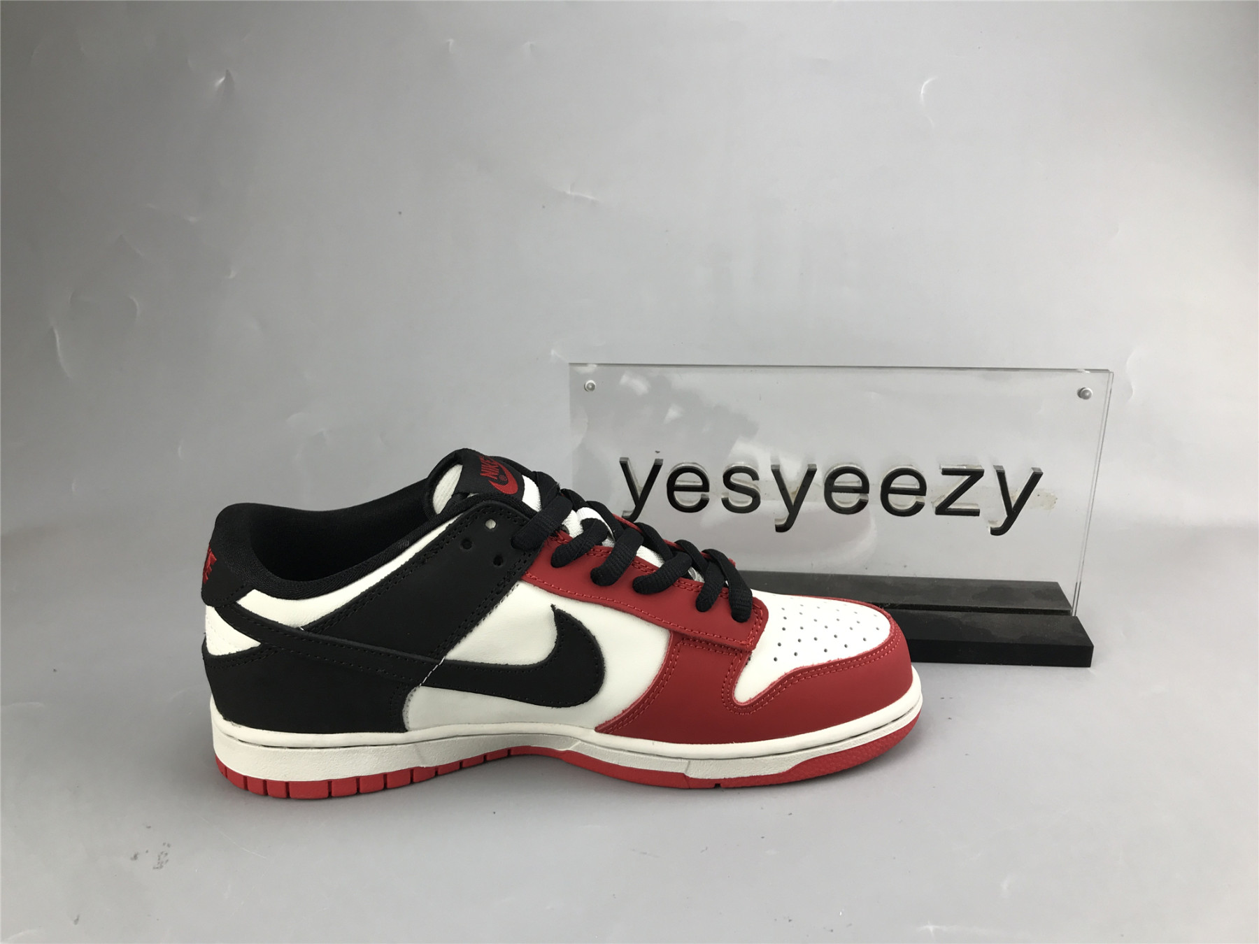 UA NIKE SB DUNK LOW UNIVERSITY RED