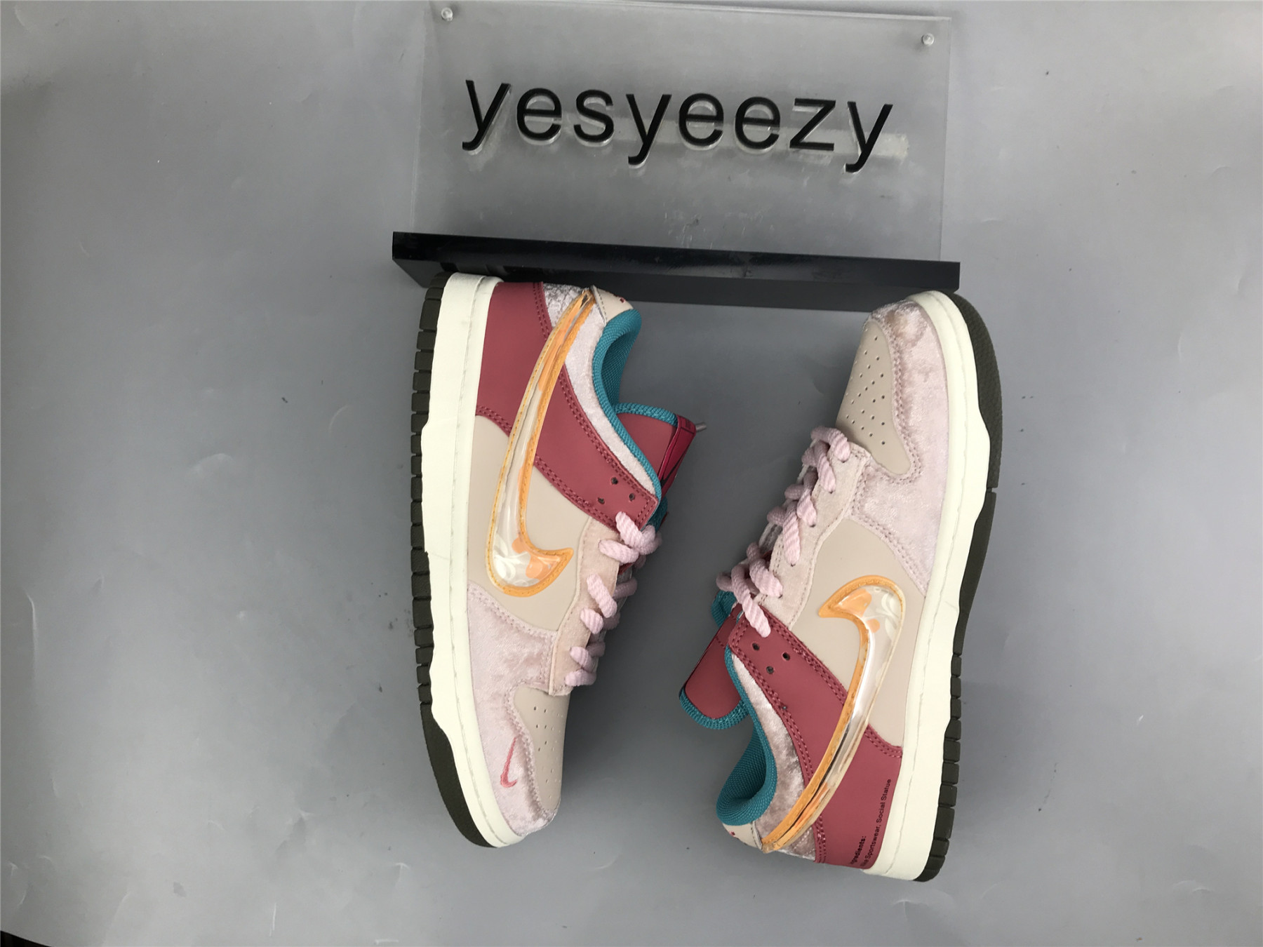 UA NIKE SOCIAL STATUS X DUNK MID 