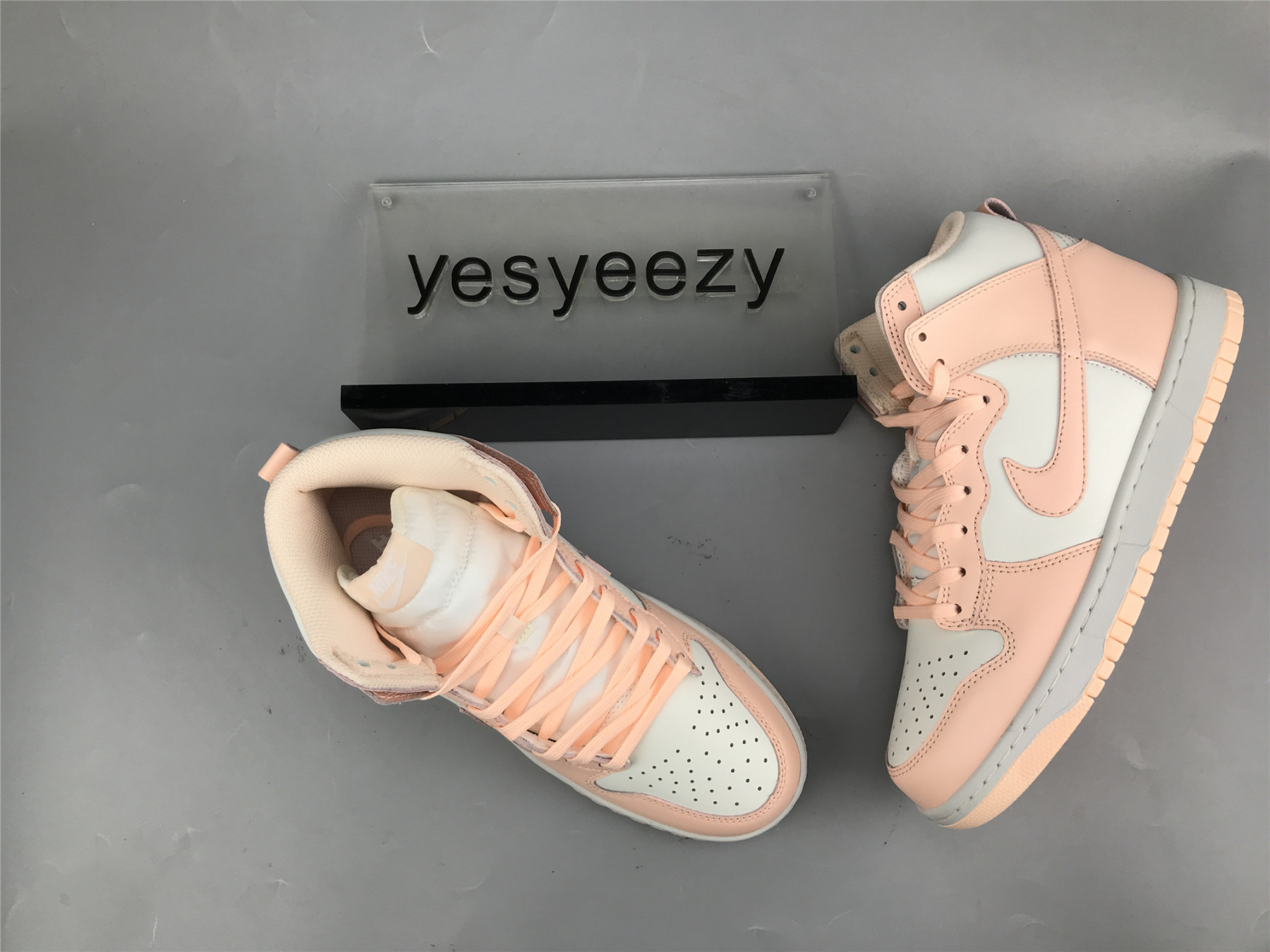 UA NIKE WMNS DUNK HIGH 