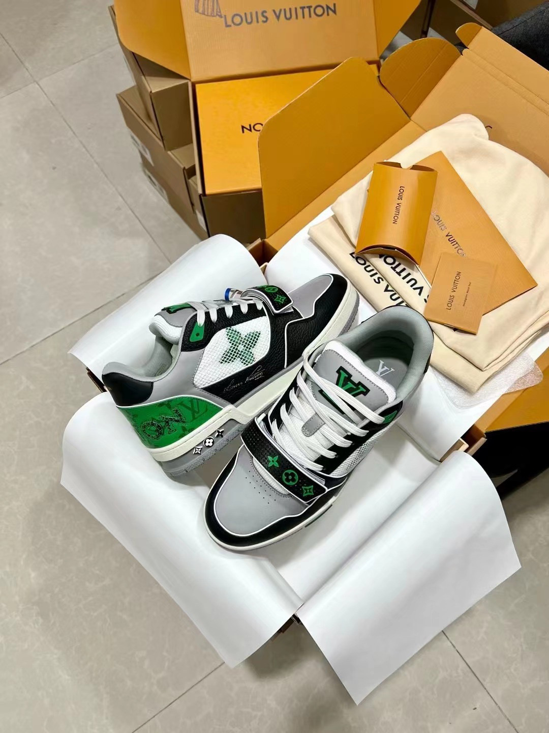 UA L0vis Vvtt0n LV Trainer Monogram strap Black White Green