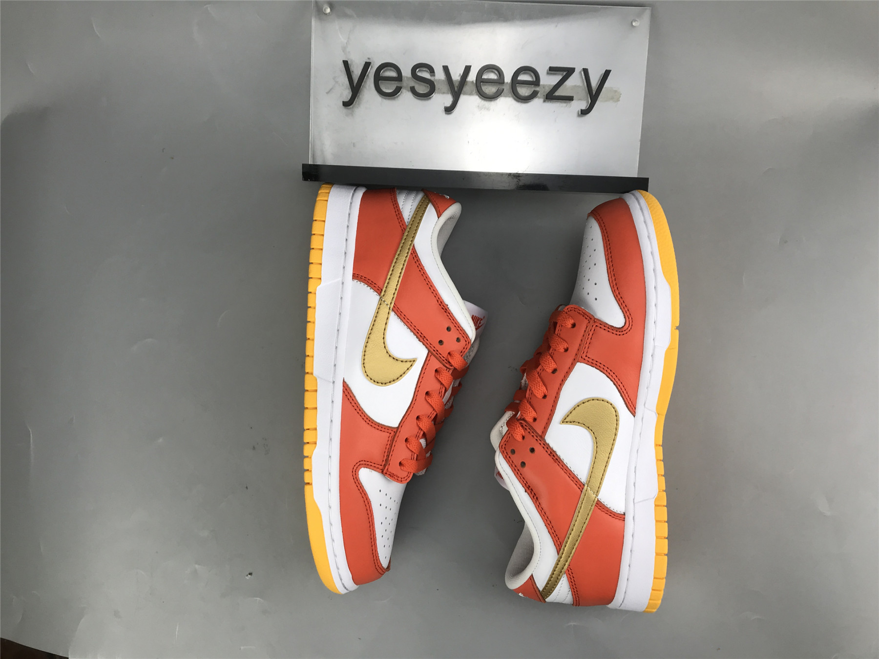 UA NIKE WMNS DUNK LOW 