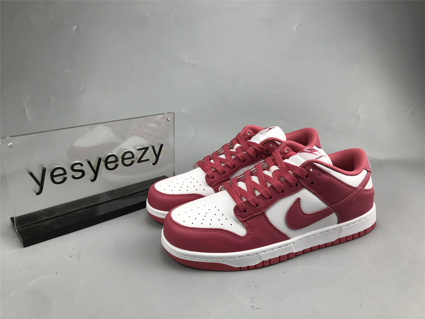 UA NIKE WMNS DUNK LOW 