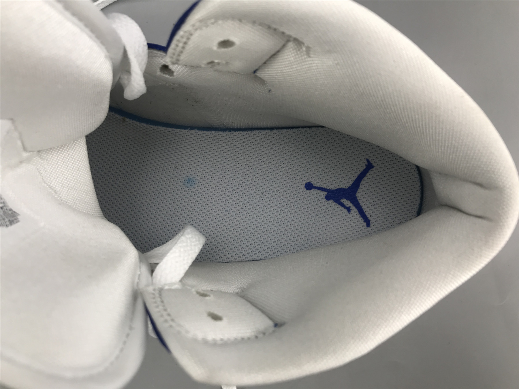 UA WMNS AIR JORDAN 1 MID 