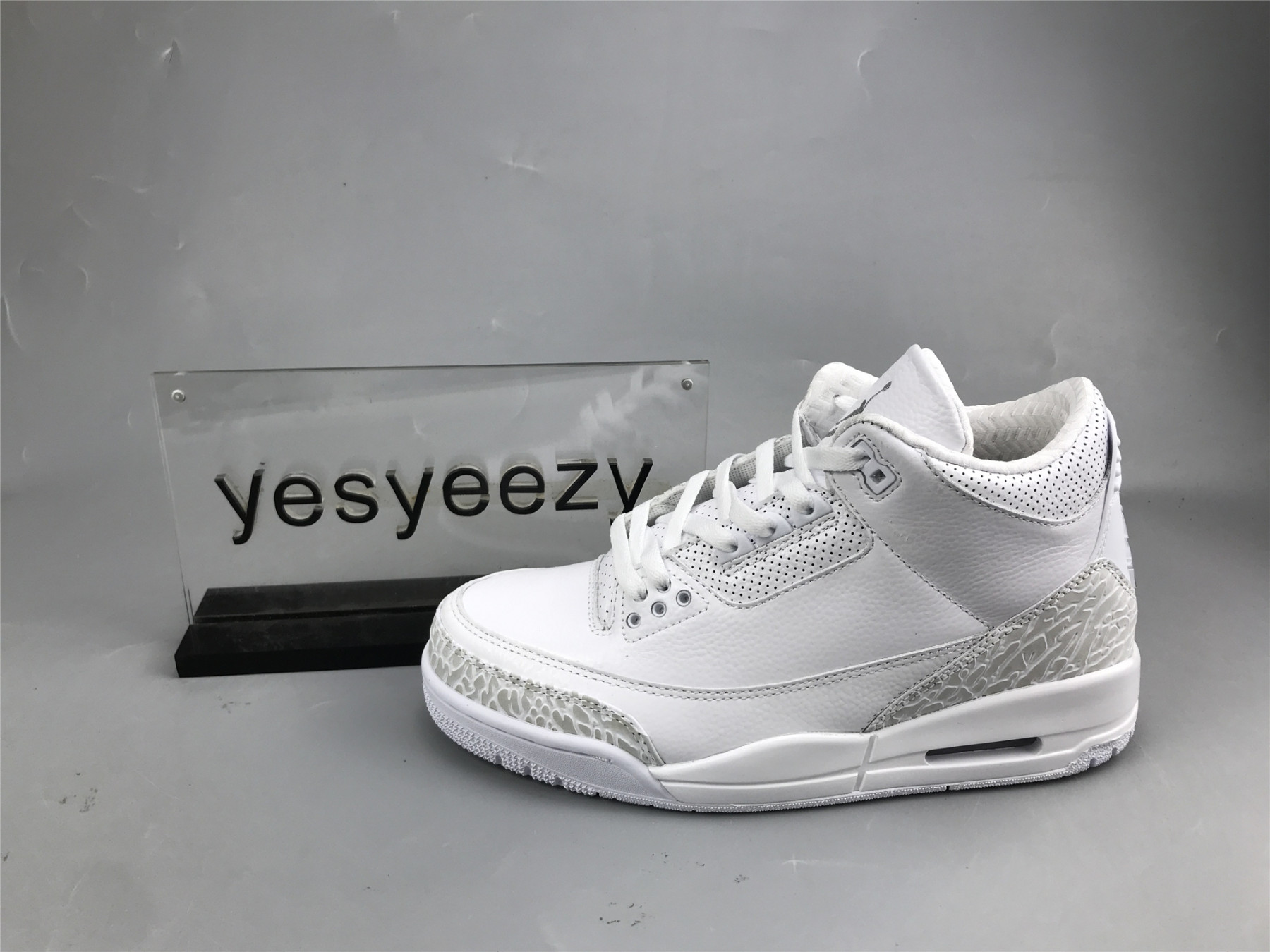 UA AIR JORDAN 3 RETRO 