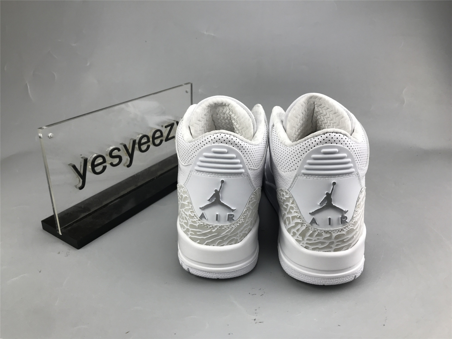 UA AIR JORDAN 3 RETRO 