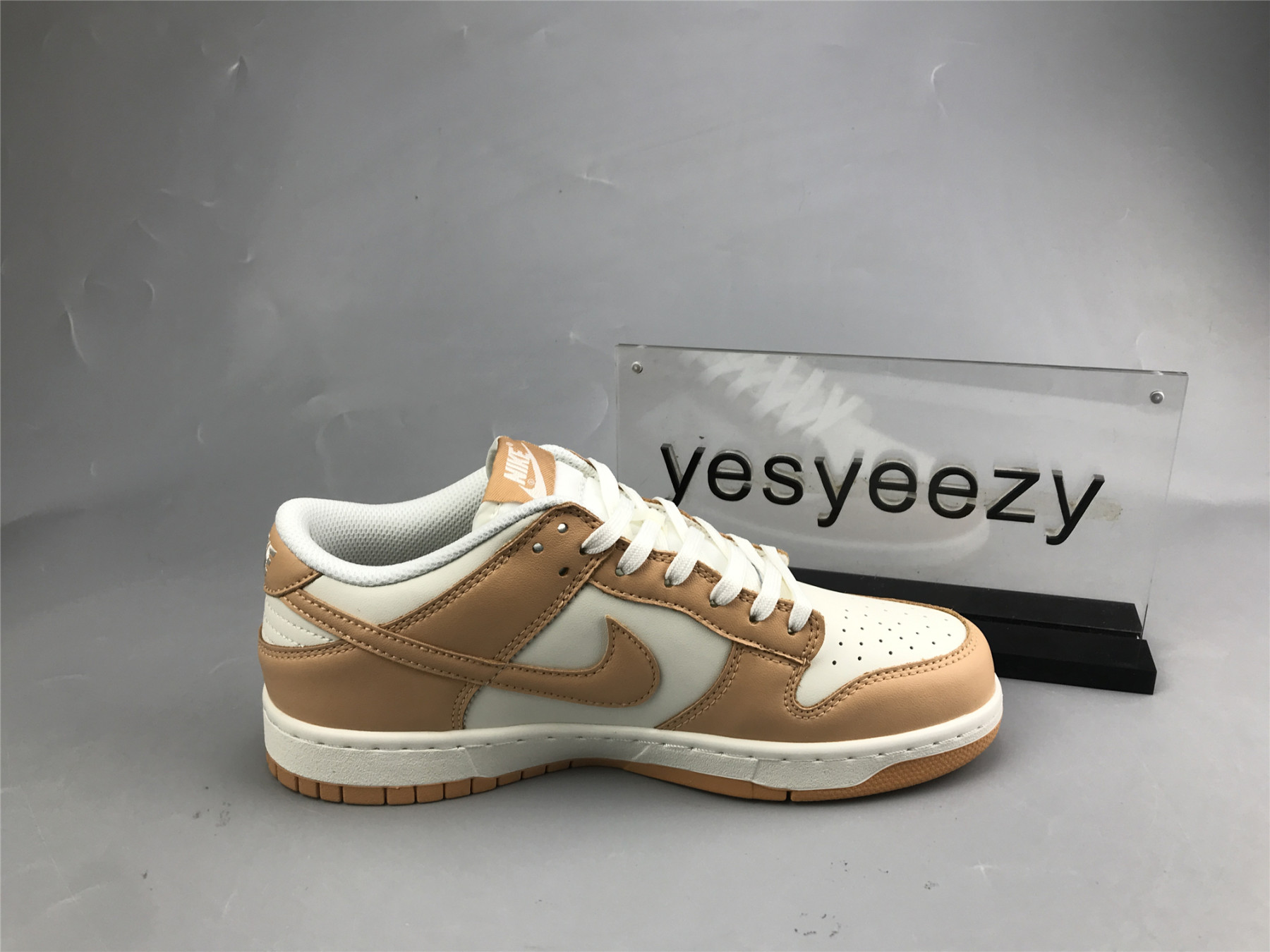 UA NIKE WMNS DUNK LOW 