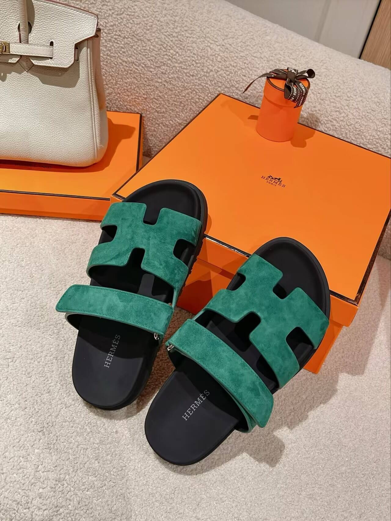 UA H**me5 Chypre sandal