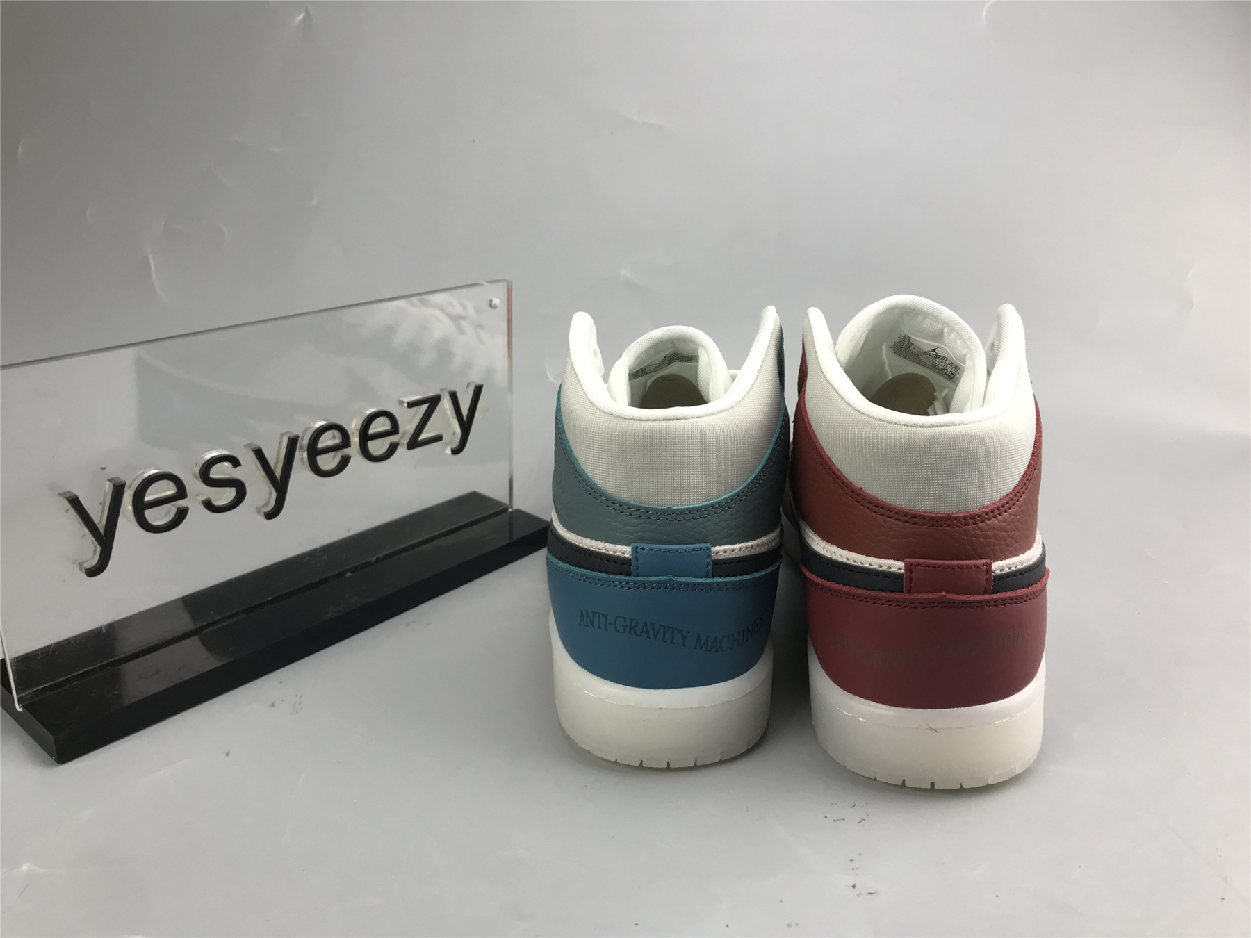 UA WMNS AIR JORDAN 1 MID 