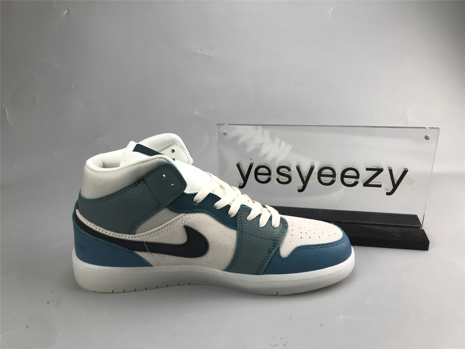 UA WMNS AIR JORDAN 1 MID 