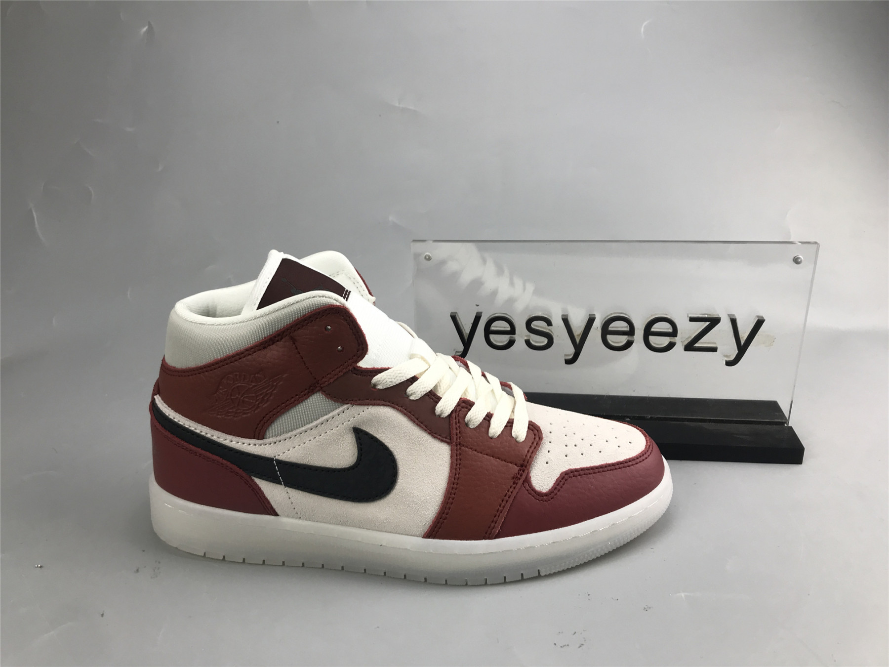 UA WMNS AIR JORDAN 1 MID 