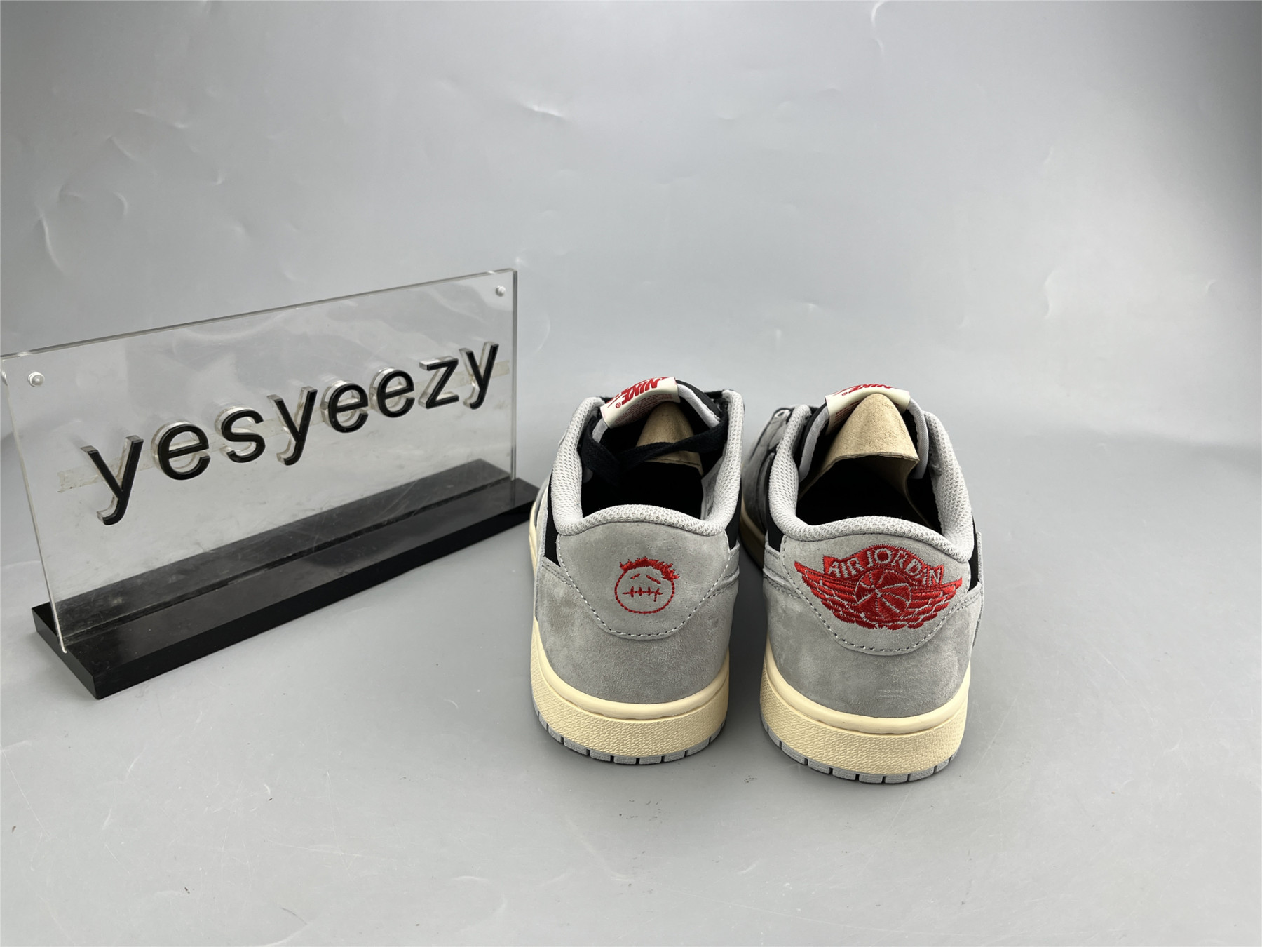 UA TRAVIS SCOTT X AIR JORDAN 1 LOW