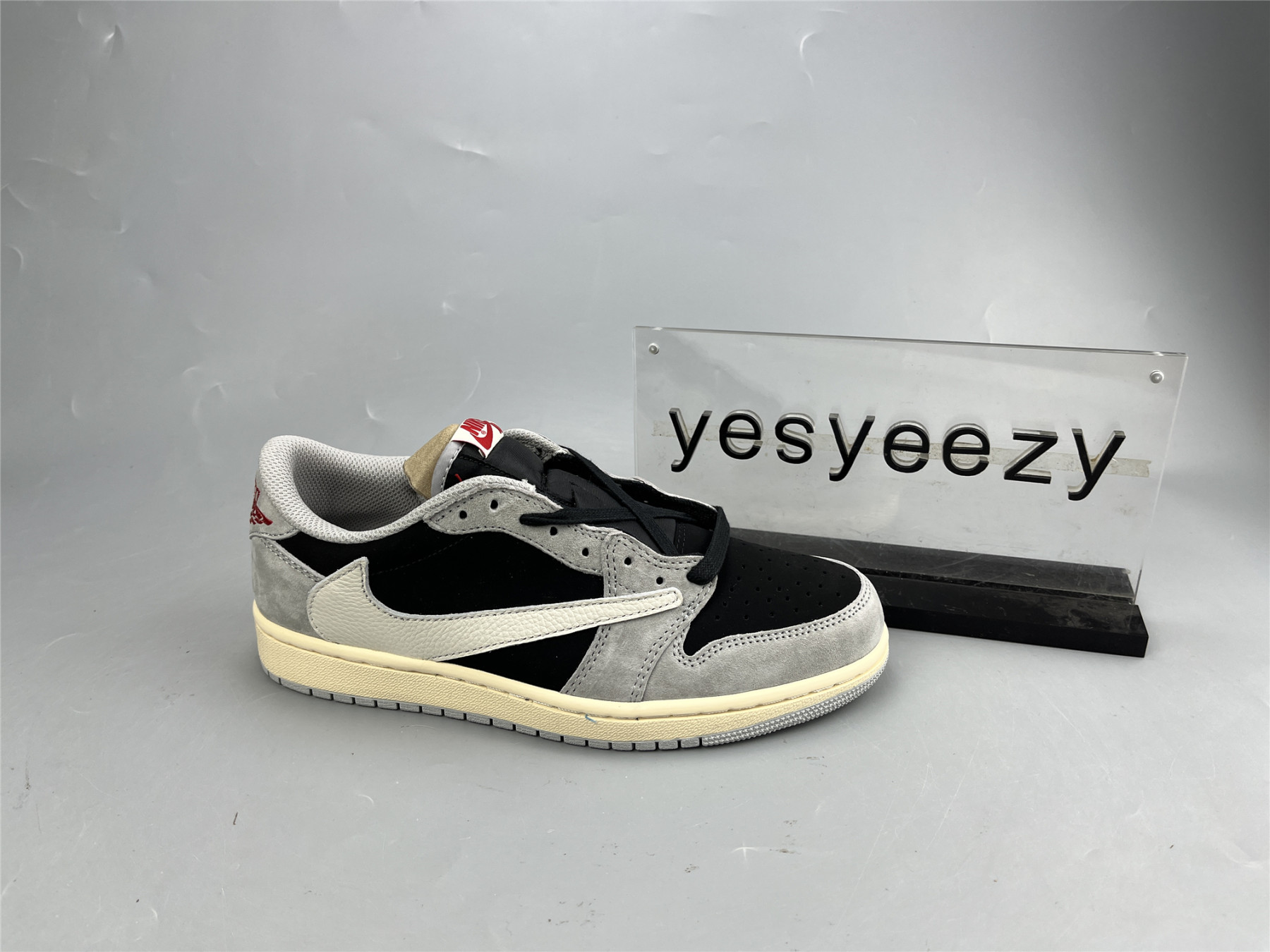 UA TRAVIS SCOTT X AIR JORDAN 1 LOW